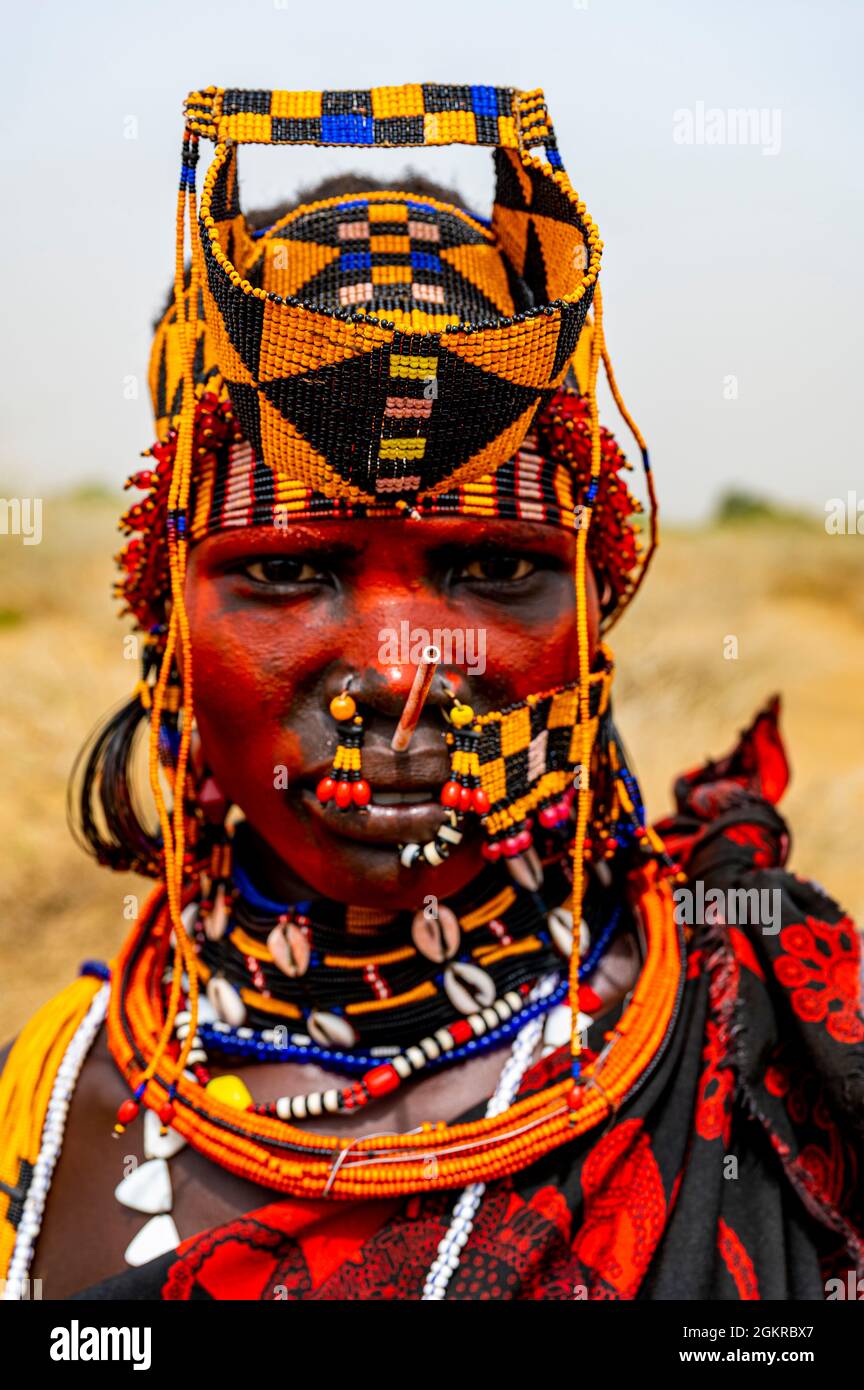 Traditionell gekleidete Frau des Stammes der Jiye, Staat der östlichen Äquatorien, Südsudan, Afrika Stockfoto