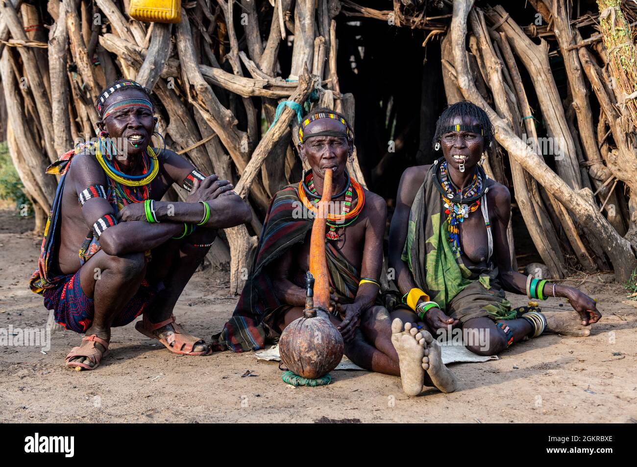 Alte Frau des Jiye-Stammes, die eine Pfeife raucht, Eastern Equatoria State, Südsudan, Afrika Stockfoto