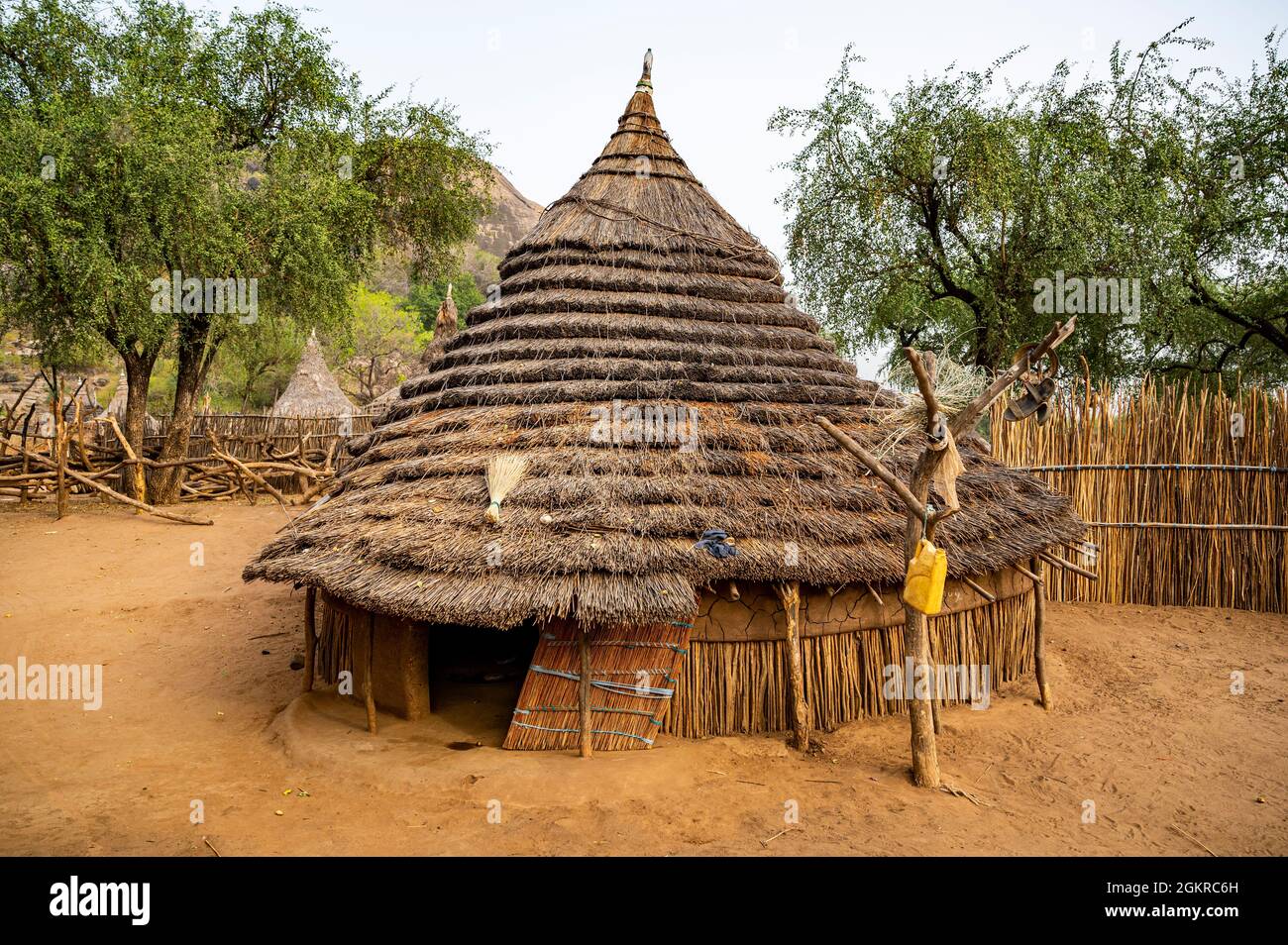 Traditionelle Dorfhütte des Laarimstammes, Boya Hills, Eastern Equatoria, Südsudan, Afrika Stockfoto