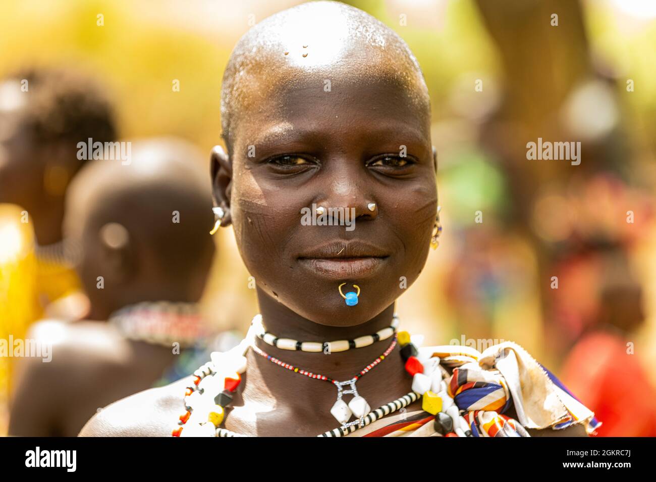 Traditionell gekleidetes Mädchen aus dem Stamm der Toposa, Eastern Equatoria, Südsudan, Afrika Stockfoto