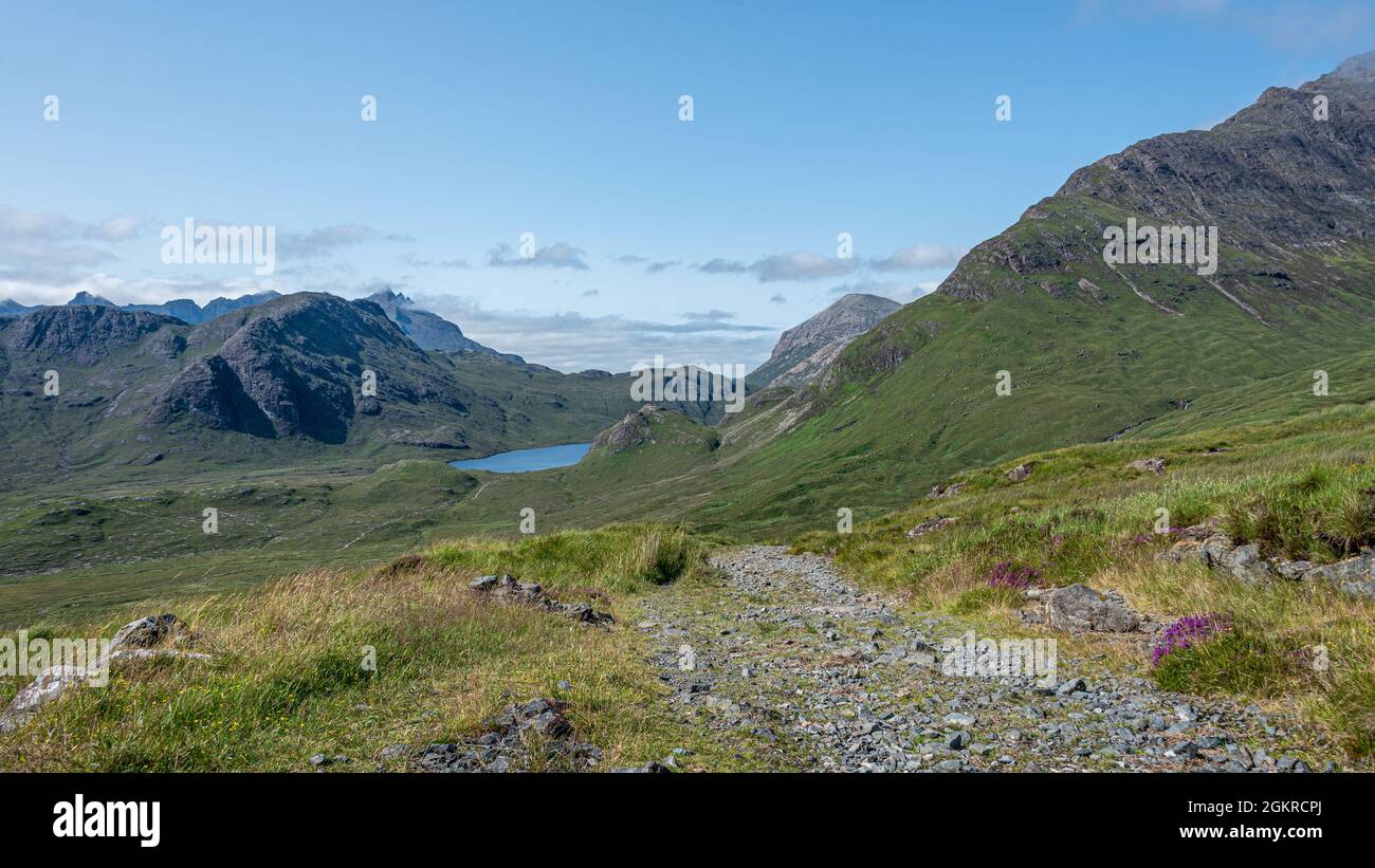 Die raue Straße von Kilmarie nach Camasunary mit den hoch aufragenden Zinnen von Sgurr nan Gillean in der Ferne, Isle of Skye, Inner Hebrides, Schottland Stockfoto