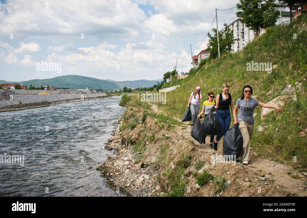 Am 19. Juni 2021 tragen Anwohner Müllsäcke entlang des Flusses Ibër/Ibri in Mitrovica/Mitrovicë, Kosovo. Mehr als 40 Menschen halfen freiwillig bei der Säuberung, darunter US-Soldaten und Schweizer Soldaten sowie Bewohner aus Nord- und Süd-Mitrovica/Mitrovicë. Stockfoto