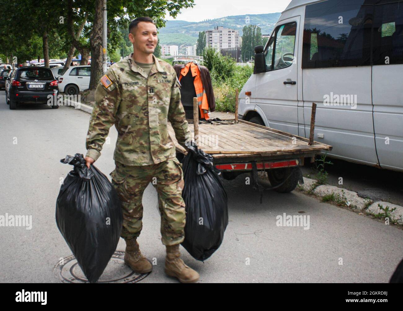 Am 19. Juni 2021 trägt der für öffentliche Angelegenheiten zuständige Beamte Chad Pickering, der dem Regionalkommando Ost der Kosovo-Streitkräfte zugeordnet ist, Müll in Mitrovica/Mitrovicë, Kosovo. Mehr als 40 Menschen halfen freiwillig bei der Säuberung der Gemeinde, darunter US-Soldaten und Schweizer Soldaten sowie Bewohner aus Nord- und Süd-Mitrovica/Mitrovicë. Stockfoto