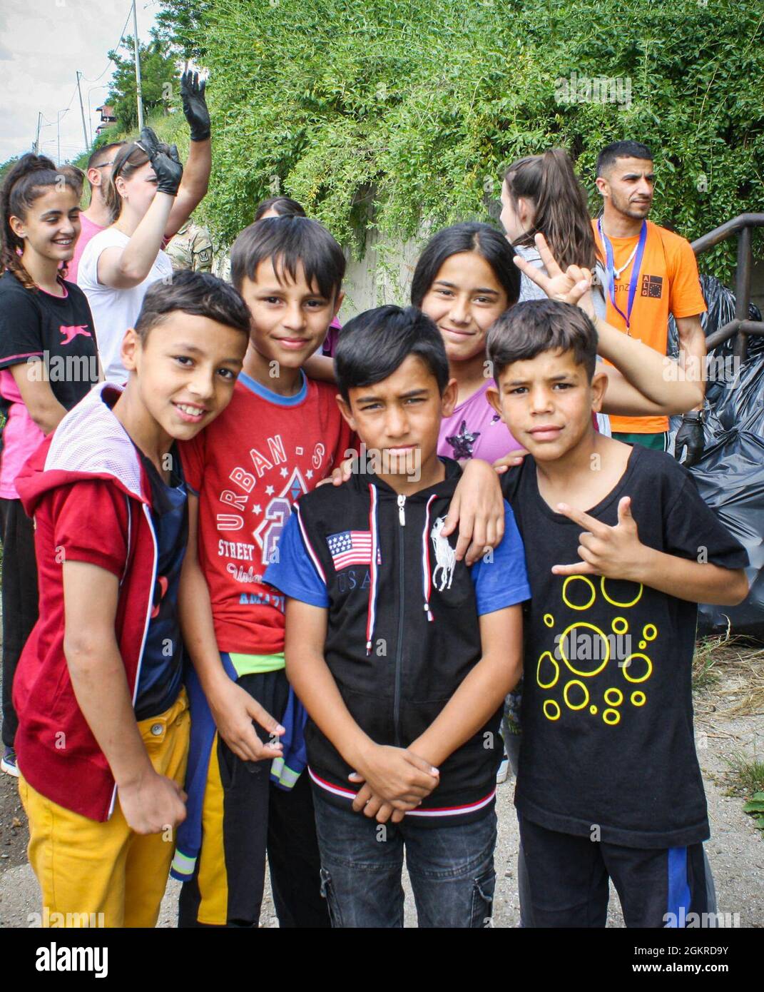 Eine Gruppe von Kindern posiert für ein Bild während einer Säuberung entlang einer Brücke in Mitrovica/Mitrovicë, Kosovo, am 19. Juni 2021. Mehr als 40 Menschen halfen freiwillig bei der Säuberung, darunter US-Soldaten und Schweizer Soldaten sowie Bewohner aus Nord- und Süd-Mitrovica/Mitrovicë. Stockfoto