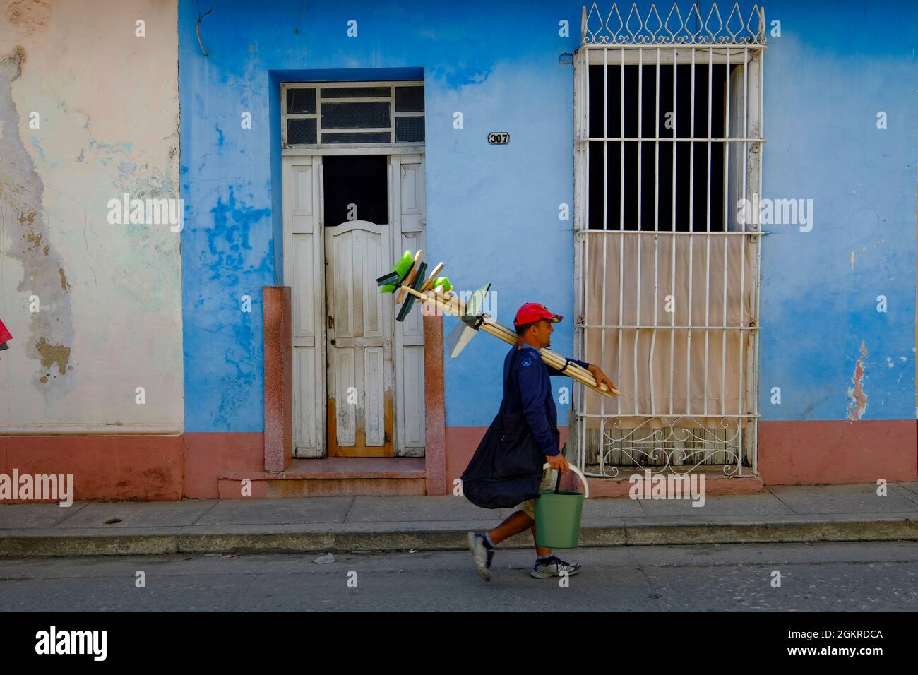 Ein Arbeiter, der seine Vorräte zur Arbeit trägt, Trinidad, Sancti Spiritus, Kuba, Westindien, Mittelamerika Stockfoto