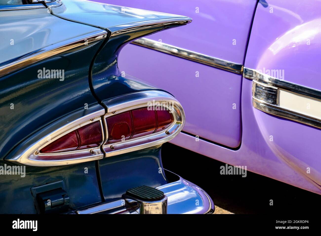 Nahaufnahme zweier bunter Oldtimer, Havanna, Kuba, Westindien, Mittelamerika Stockfoto