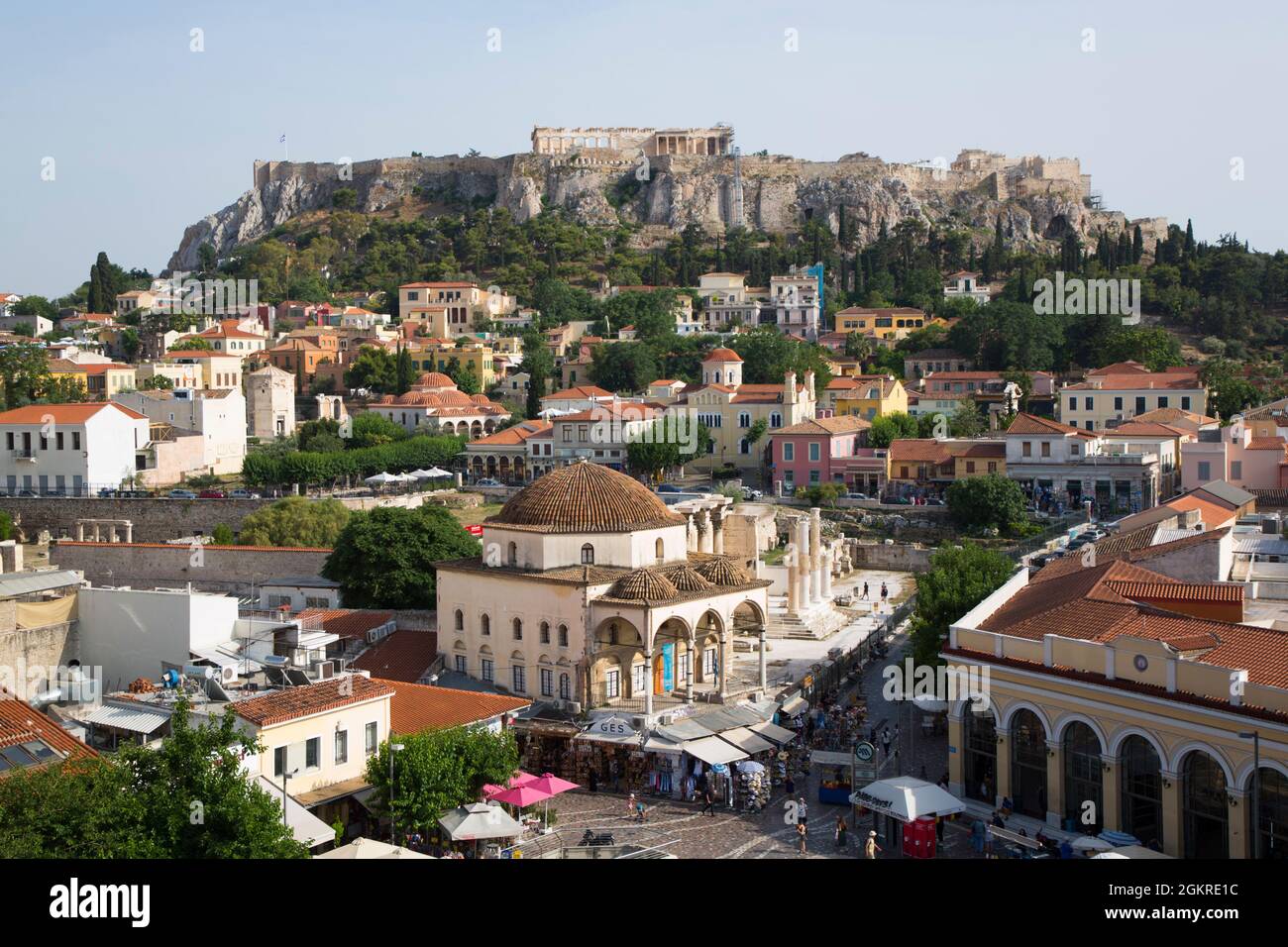 Monastiraki-Platz im Vordergrund mit der Akropolis im Hintergrund, Athen, Griechenland, Europa Stockfoto