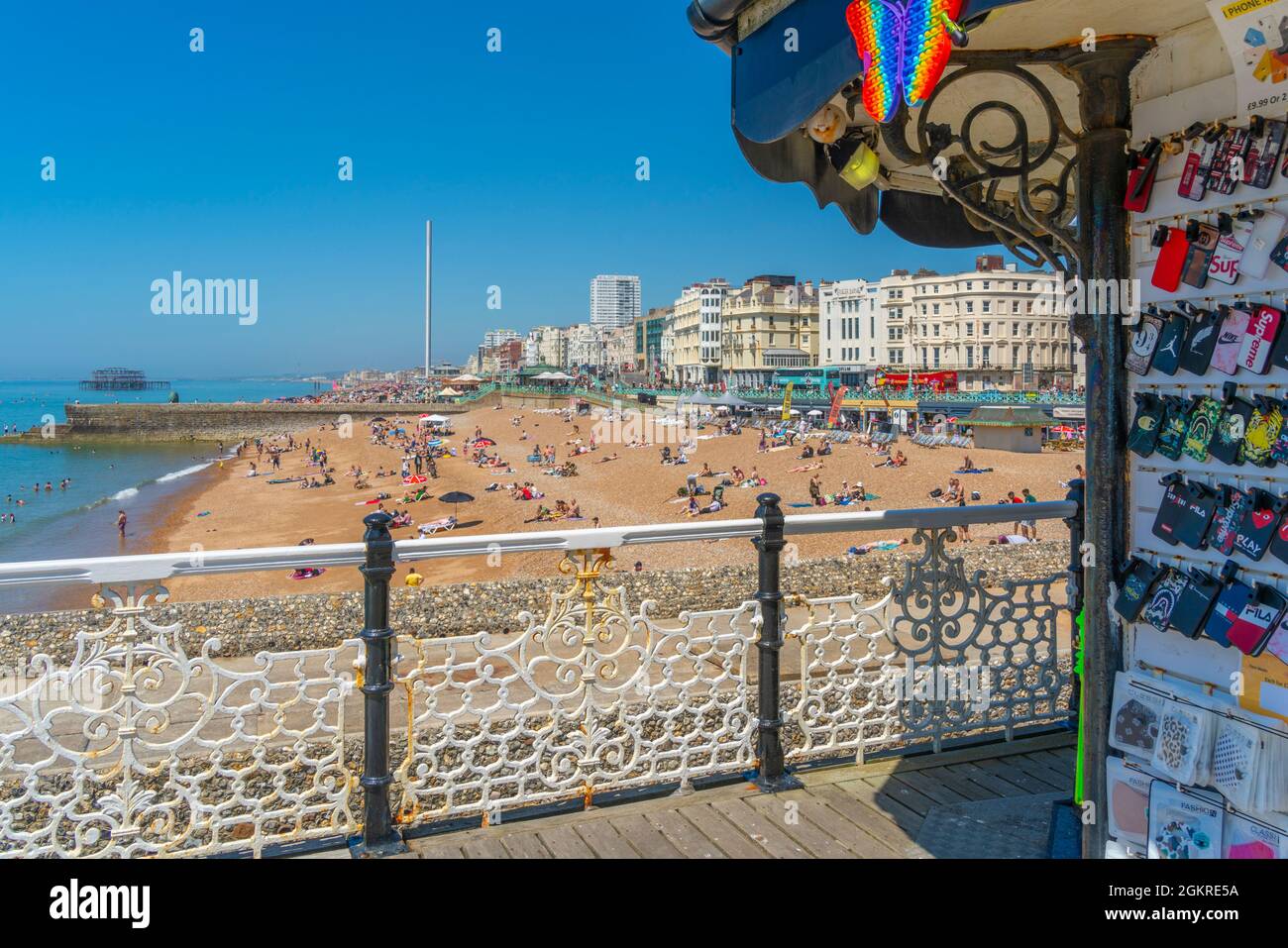 Blick auf den Strand an einem sonnigen Tag vom Brighton Palace Pier, Brighton, East Sussex, England, Vereinigtes Königreich, Europa Stockfoto