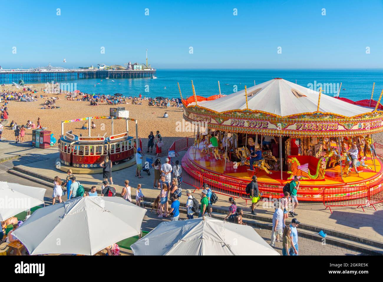 Blick auf das Karussell am Meer und den Brighton Palace Pier, Brighton, East Sussex, England, Vereinigtes Königreich, Europa Stockfoto