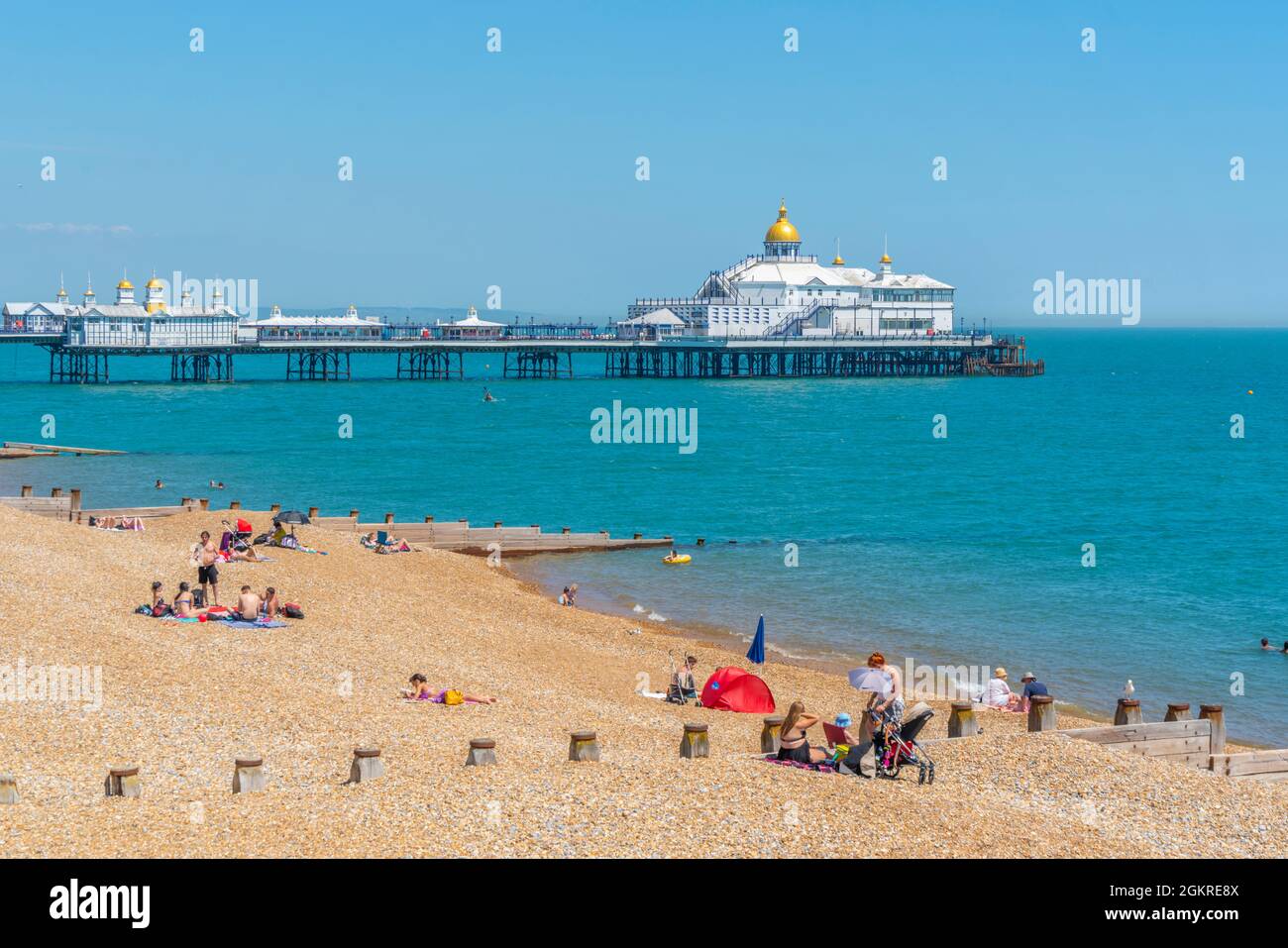 Blick auf Eastbourne Pier und Strand im Sommer, Eastbourne, East Sussex, England, Großbritannien, Europa Stockfoto