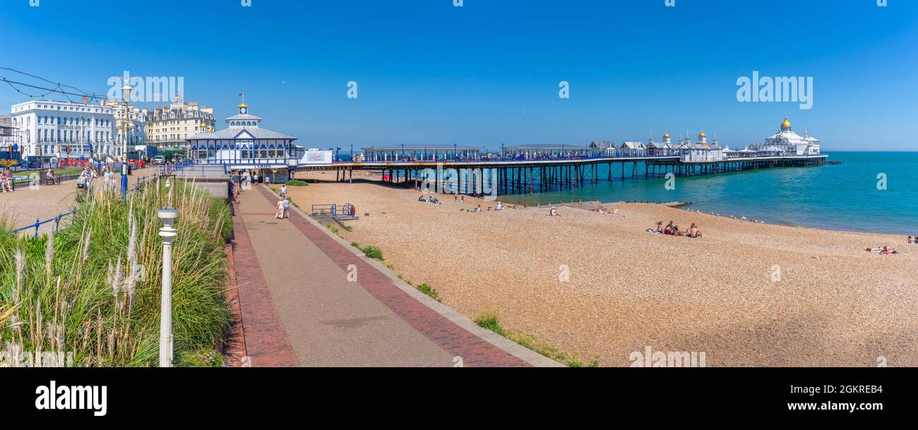 Blick auf die Strandpromenade, den Pier und den Strand im Sommer, Eastbourne, East Sussex, England, Vereinigtes Königreich, Europa Stockfoto