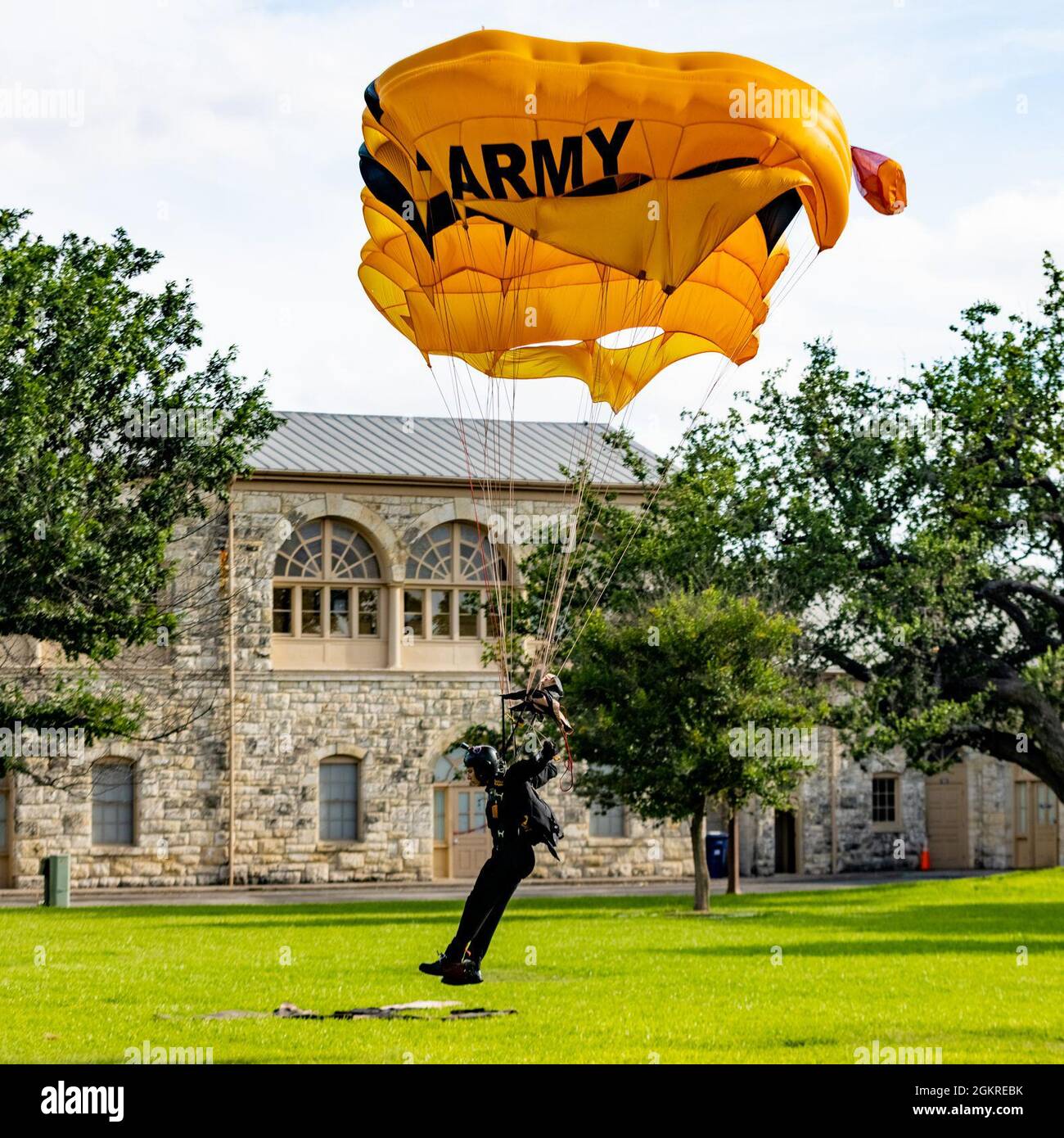 Im Rahmen des diesjährigen Festempfanges der Fort Sam Houston Fiesta, der von der US Army North veranstaltet wird, landet das Golden Knights Demonstration Team, ein Mitglied des US Army Fallschirmteams, am 20. Juni 2021 im historischen Viereck der Joint Base San Antonio-Fort Sam Houston. Die Golden Knights waren die ersten, die jemals in das Viereck gesprungen sind. Stockfoto