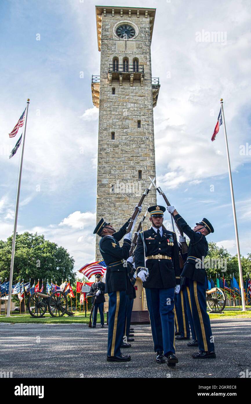 Das Bohrteam der US-Armee von der Joint Base San Antonio Fort Sam Houston zeigt während der Fiesta-Feier am 20. Juni 2021 in Fort Sam Houston, Texas, ihre Fähigkeiten im Viereck. Die Fiesta begann 1891 als ein-Parade-Event, um die Erinnerung an die Helden der Alamo und die Schlacht von San Jacinto zu ehren. Die historische Gedenkfeier findet immer noch statt, aber seit mehr als einem Jahrhundert ist die Fiesta zu einer Feier der reichen und vielfältigen Kulturen von San Antonio geworden. Stockfoto