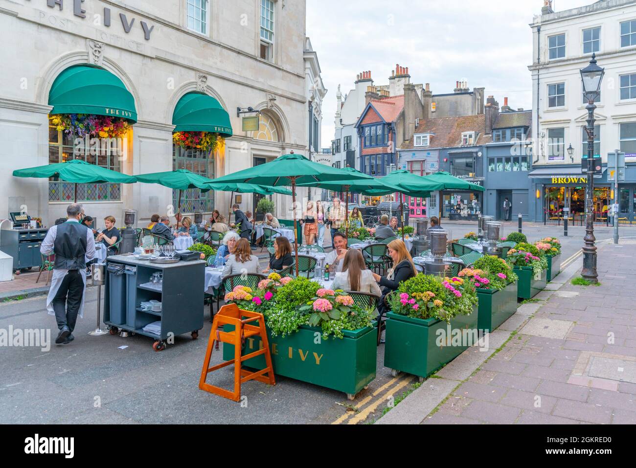 Blick auf das Ivy Restaurant, Speisen im Freien in den Gassen in der Abenddämmerung, Brighton, Sussex, England, Großbritannien, Europa Stockfoto