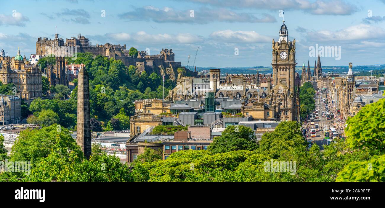 Blick auf Schloss, Balmoral Hotel und Princes Street von Calton Hill, Edinburgh, Schottland, Großbritannien, Europa Stockfoto