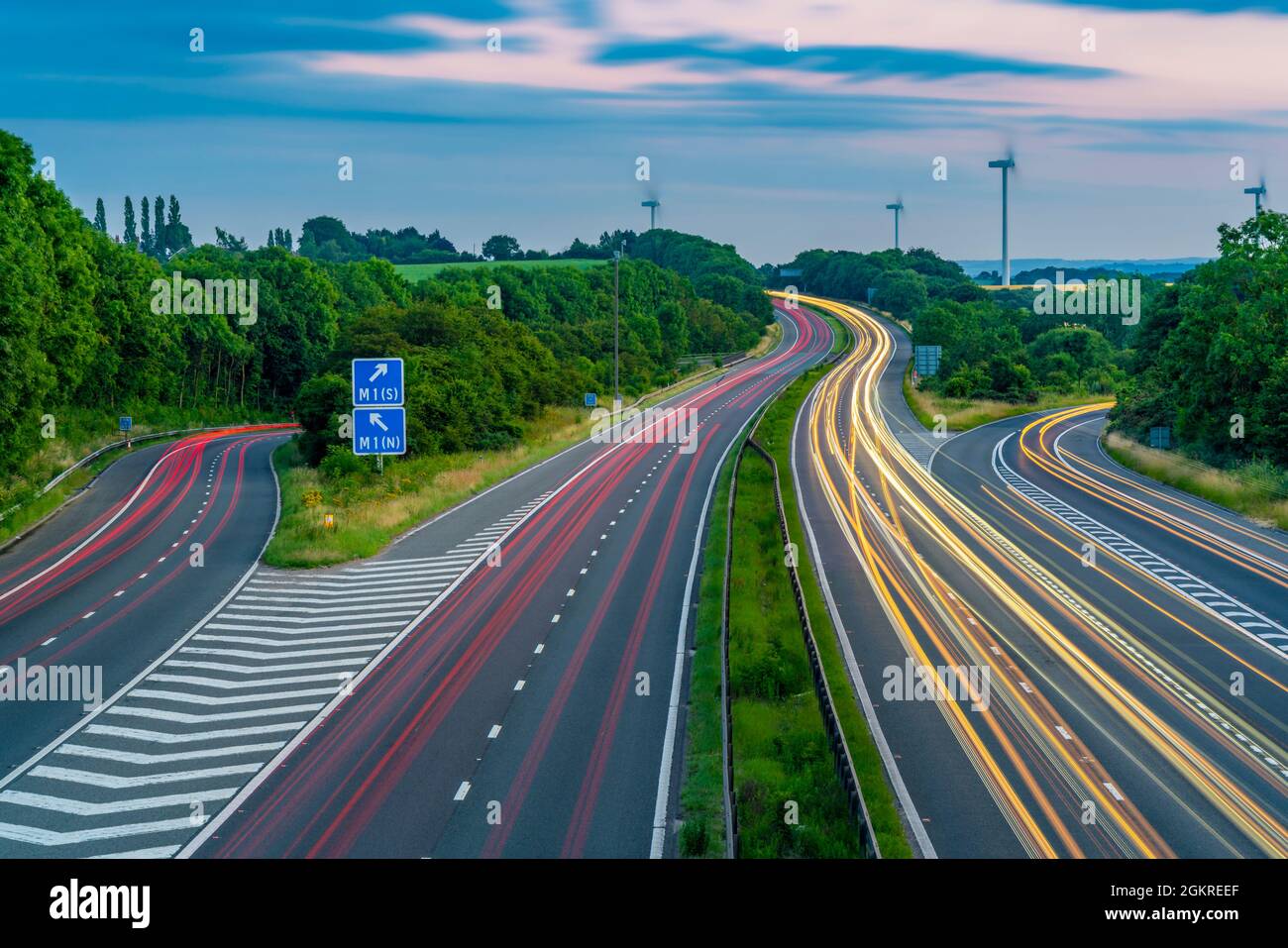 Blick auf die Ampeln an der Kreuzung der Autobahnen M1 und M18 bei Einbruch der Dunkelheit in South Yorkshire, Sheffield, England, Großbritannien, Europa Stockfoto