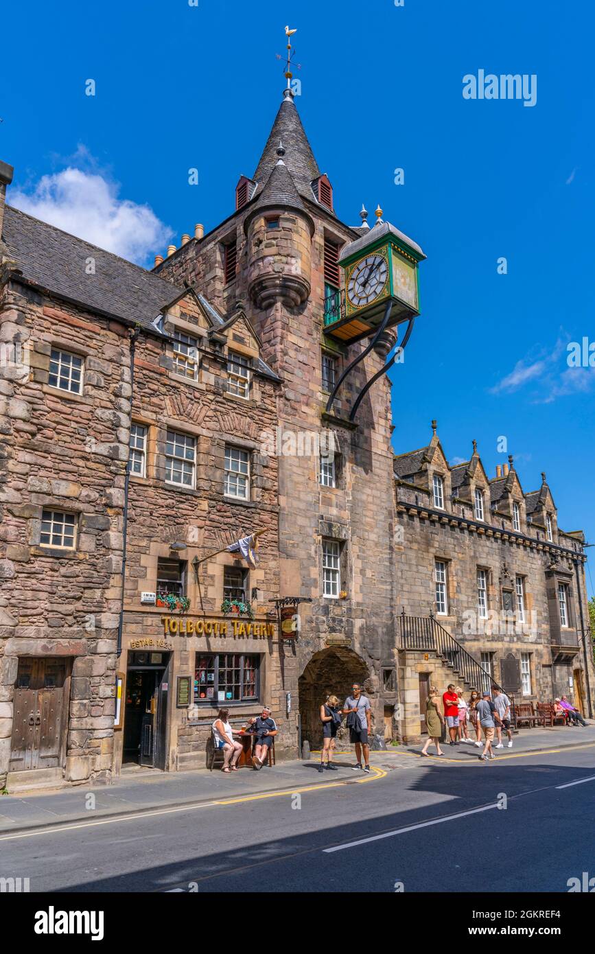 Blick auf das People's Story Museum und die Tollbooth Tavern auf der Golden Mile (Royal Mile, Canongate, Edinburgh, Schottland, Vereinigtes Königreich, Europa Stockfoto