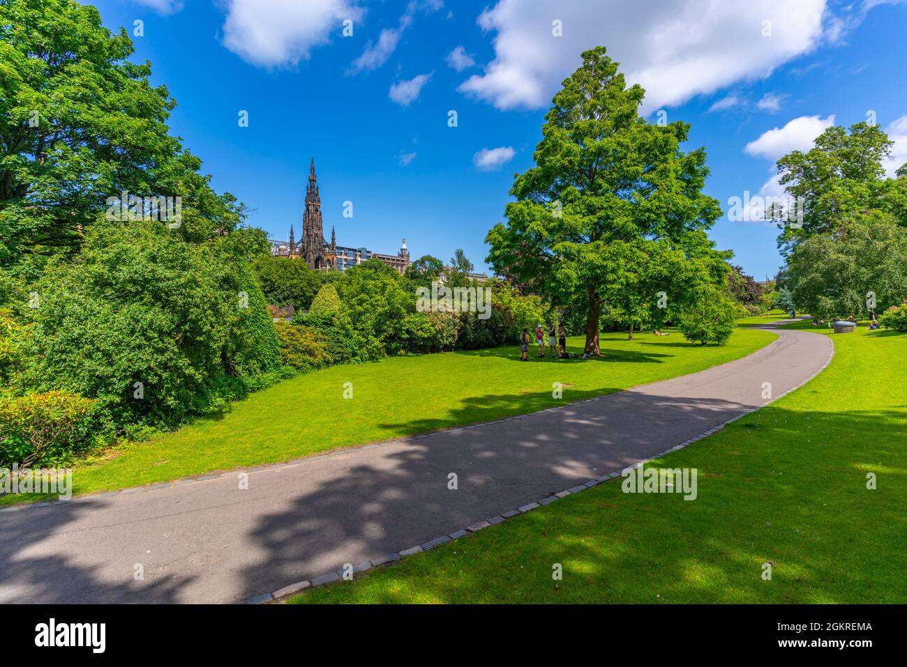 Blick auf die East Princes Street Gardens und das Scott Monument, Edinburgh, Schottland, Großbritannien, Europa Stockfoto