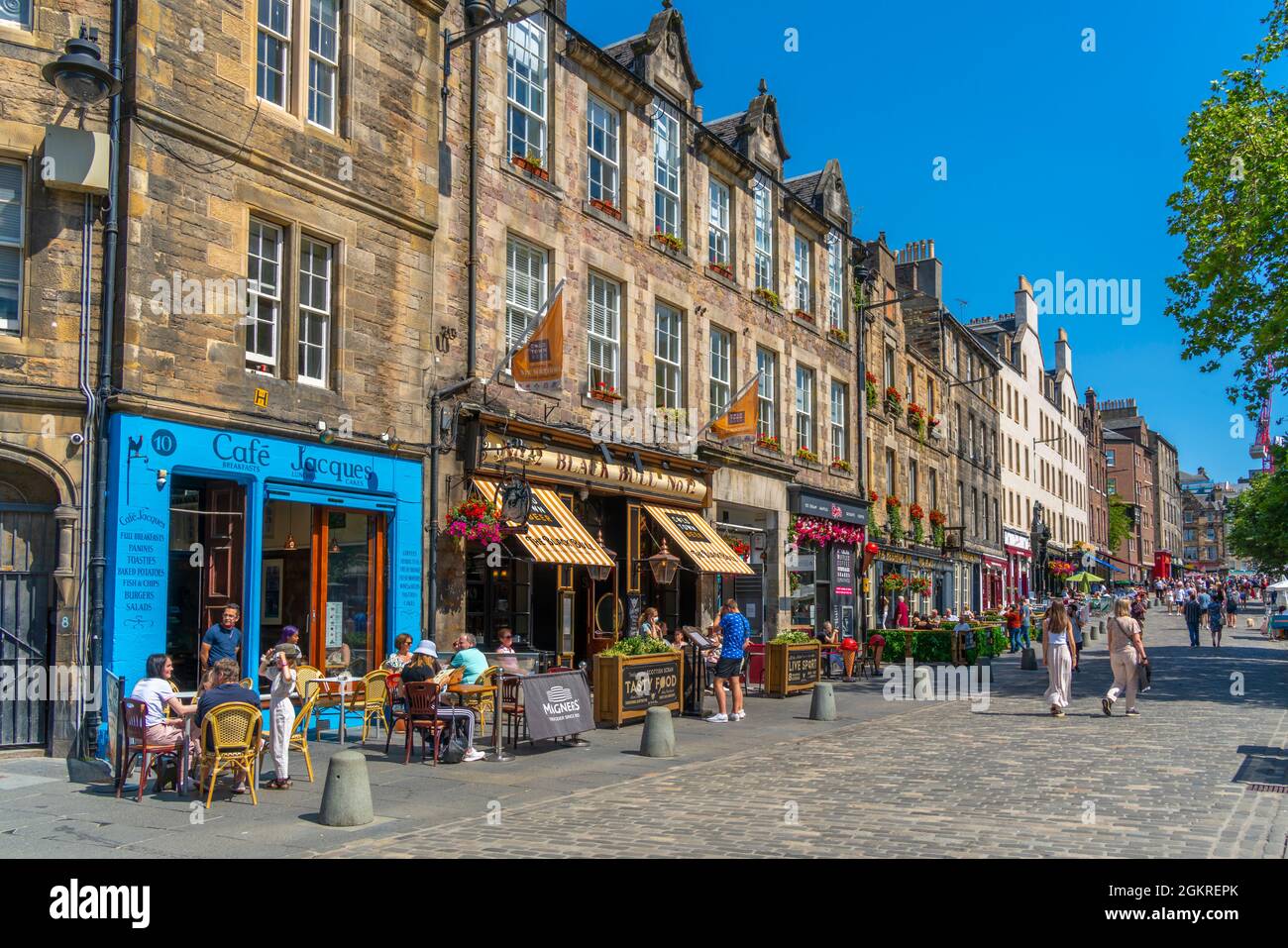 Blick auf Cafés und Restaurants auf dem Grassmarket, Edinburgh, Lothian, Schottland, Vereinigtes Königreich, Europa Stockfoto