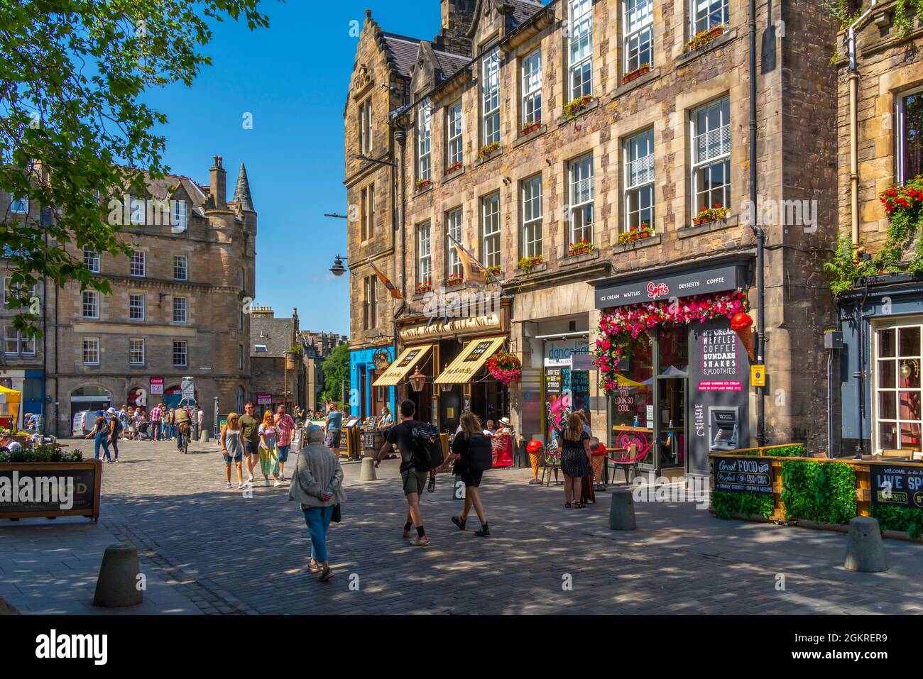 Blick auf Cafés und Restaurants auf dem Grassmarket, Edinburgh, Lothian, Schottland, Vereinigtes Königreich, Europa Stockfoto