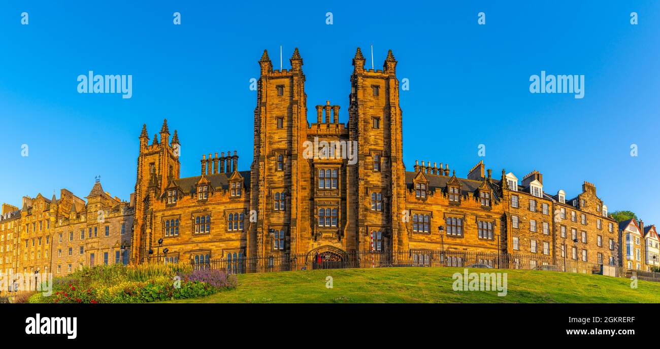 Blick auf das New College, die University of Edinburgh, auf dem Hügel, von der Princes Street bei Sonnenuntergang, Edinburgh, Schottland, Großbritannien, Europa Stockfoto