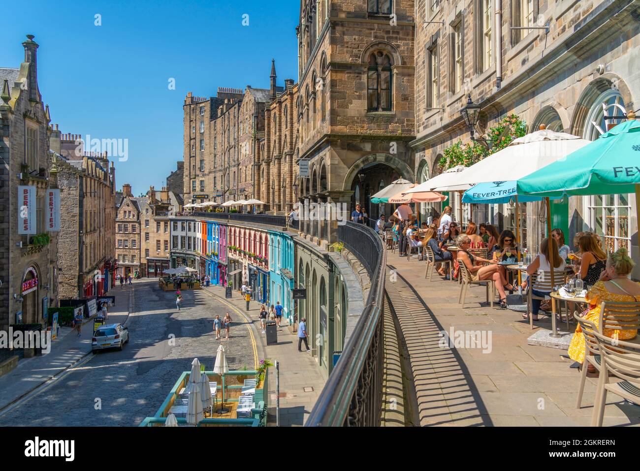 Blick auf Cafés auf der Victoria Terrace, mit Blick auf W Bow (West Bow) in der Nähe des Grassmarket, Edinburgh, Lothian, Schottland, Großbritannien, Europa Stockfoto