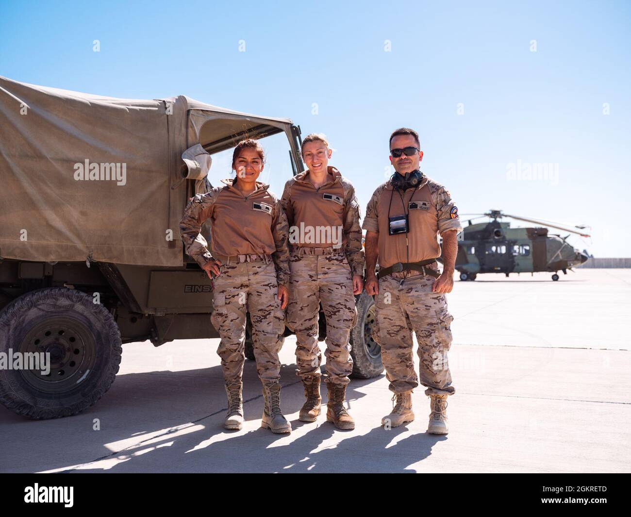 Drei Soldaten der Task Force Toro der Luftmobiltruppe der spanischen Armee vor einem gemeinsamen Flug mit der 40. CAB im Nahen Osten zur Unterstützung der Operation Inhärent Resolve. | US A Stockfoto