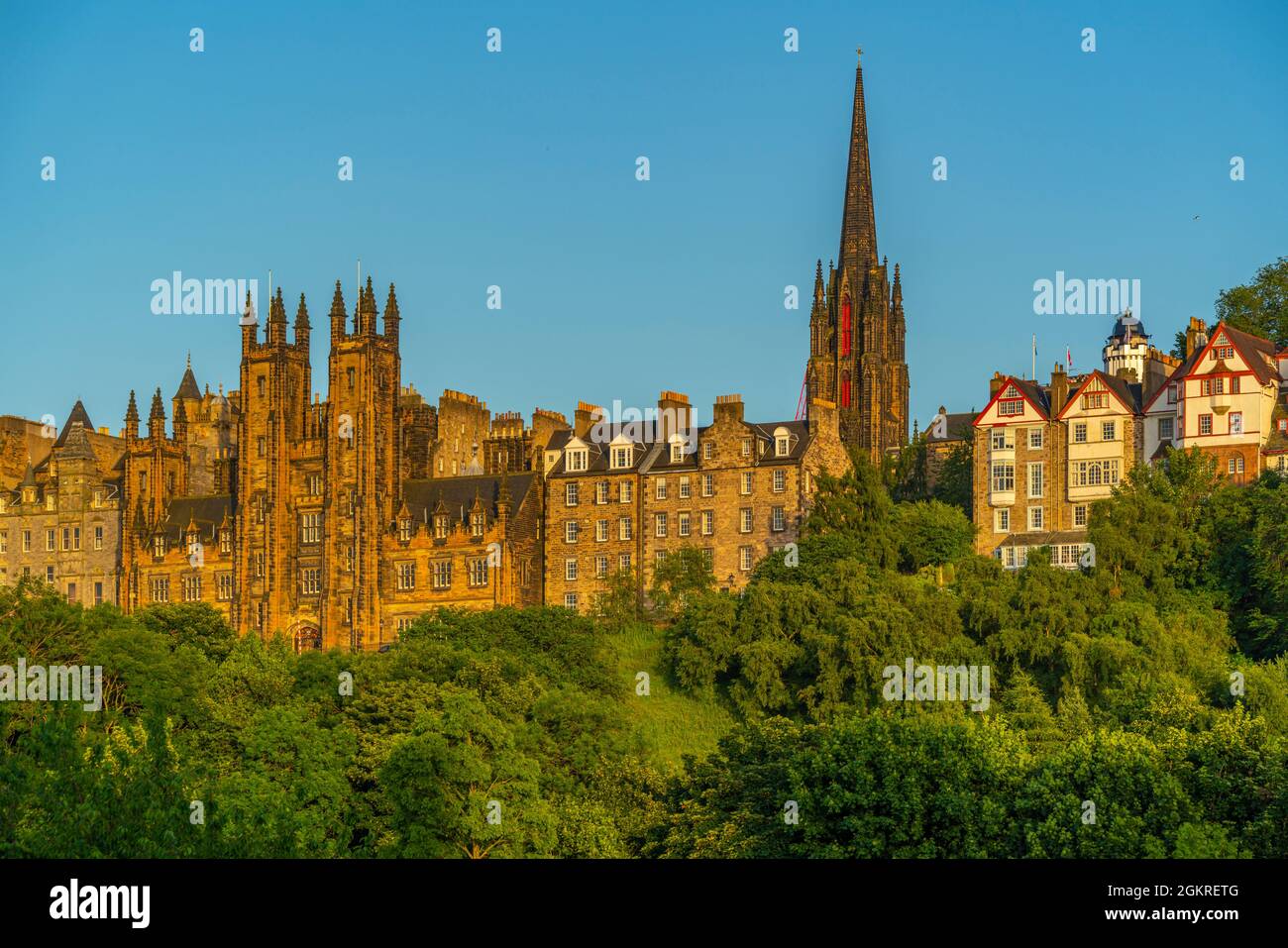 Blick auf das New College, die University of Edinburgh, auf dem Hügel, von der Princes Street bei Sonnenuntergang, Edinburgh, Schottland, Großbritannien, Europa Stockfoto