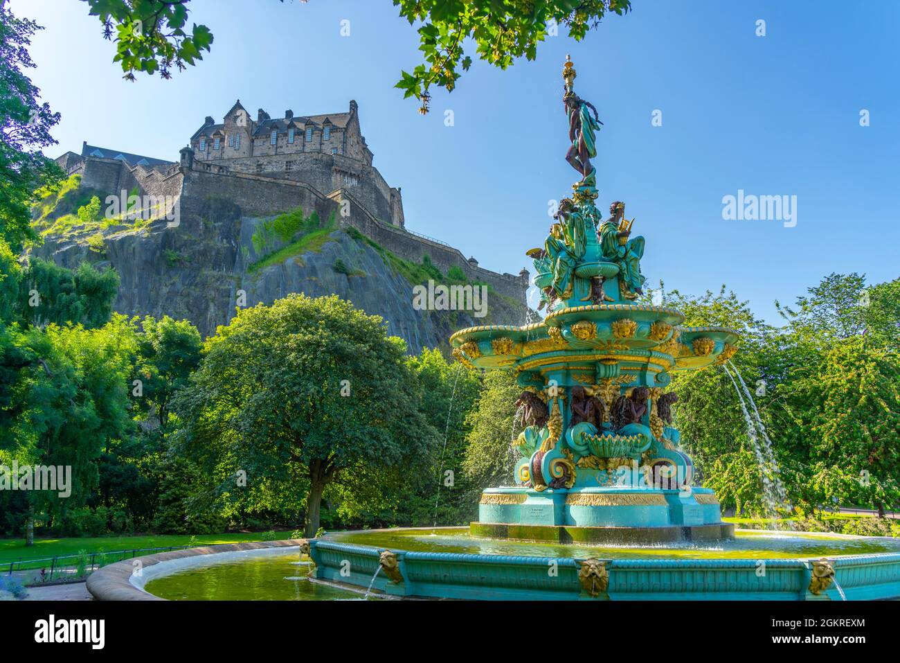 Blick auf Ross Fountain und Edinburgh Castle, West Princes Street Gardens, Edinburgh, Lothian, Schottland, Großbritannien, Europa Stockfoto