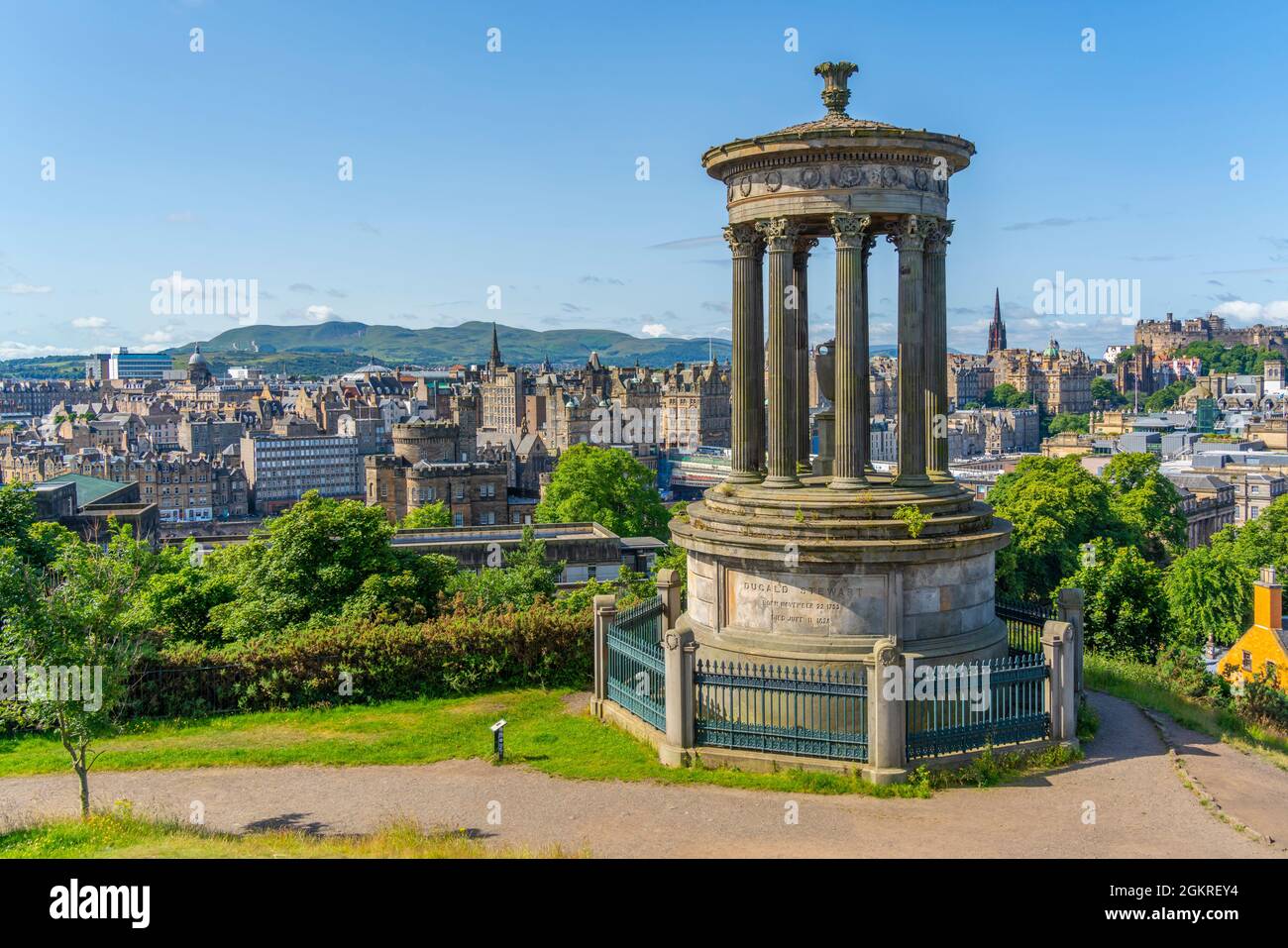 Blick auf die Skyline des Stadtzentrums und das Dugald Stewart Monument, Edinburgh, Schottland, Großbritannien, Europa Stockfoto