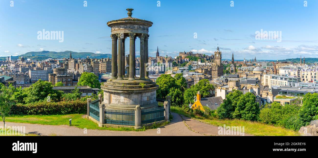 Blick auf die Skyline des Stadtzentrums und das Dugald Stewart Monument, Edinburgh, Schottland, Großbritannien, Europa Stockfoto