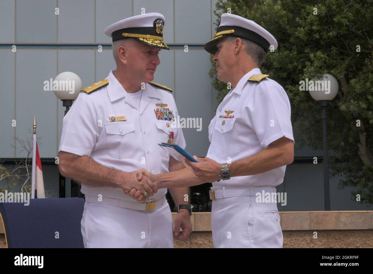 SAN DIEGO (21. Juni 2021) Vice ADM. Stephen Koehler, rechts, Kommandant der 3. US-Flotte, überreicht die Legion of Merit dem hinteren ADM. Philip Sobeck, Commander, Expeditionary Strike Group (ESG) 3 während einer Befehlswechselzeremonie an Bord des Marinestützpunktes Loma, Juni 21. Hinterer Adm. Wayne Baze entlastete Sobeck während der Zeremonie als Kommandant von ESS 3. Mit der Hilfe der Europäischen Wirtschaftskommission 3 (kurz: „die US-amerikanische Regierung“) stellt die US-amerikanische Regierung (kurz: „die US-amerikanische Regierung“) die EU-Regierung (kurz: „die US-Regierung“) vor, die sich in der Lage sieht, die US-Regierung zu unterstützen Stockfoto