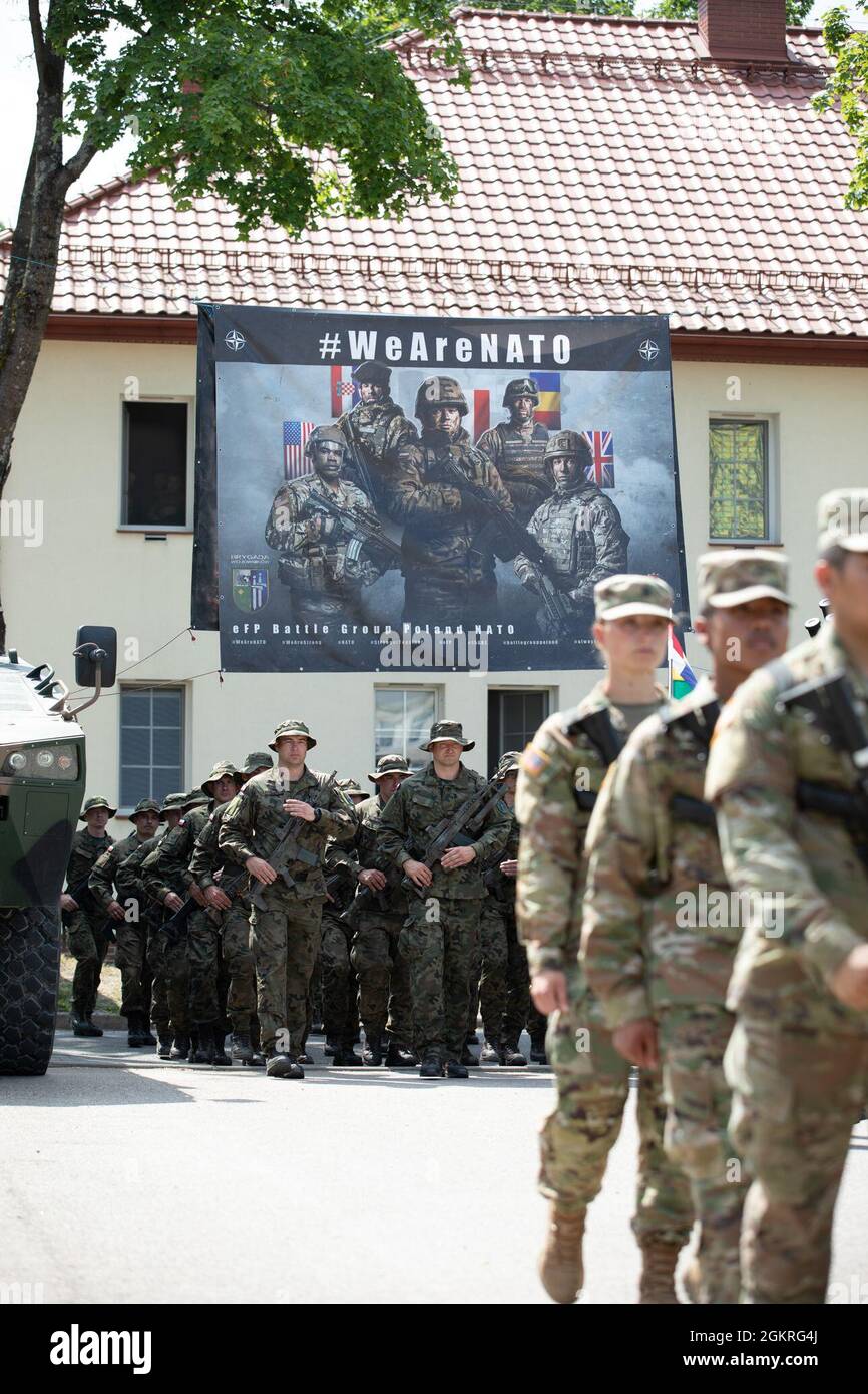 US- und polnische Soldaten marschieren am 22. Juni 2021 während einer Zeremonie zur Übertragung der Autorität im Ausbildungsgebiet Bemowo Pikie, Polen. Die Rotation von 3-161 setzt das eiserne Bündnis der Vereinigten Staaten mit der NATO fort. Stockfoto
