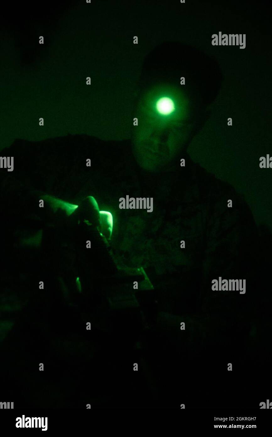 US Marine Corps Capt. Mason Weber, ein Infanterieoffizier der 2d Marine Division (MARDIV), demontiert während des Divisionsleader Assessment Program (DLAP) in Fort Pickett, VA., 21. Juni 2021 ein mittelgroßes Mehrzweckgewehr M240B. DLAP bewertet die Bereitschaft der neu zugewiesenen Infanterie-Kapitäne von 2d MARDIV, indem sie ihre mentale, moralische und physische Bereitschaft für das Kommando der Infanterie-Kompanie bewertet und sicherstellt, dass die Division die richtigen Führungskräfte zur richtigen Zeit vor die richtigen Kompanien stellt. DLAP ist eine Schlüsselkomponente in der Mission der Division, Einheiten zu Schulen und zu zertifizieren, die APE demonstrieren Stockfoto