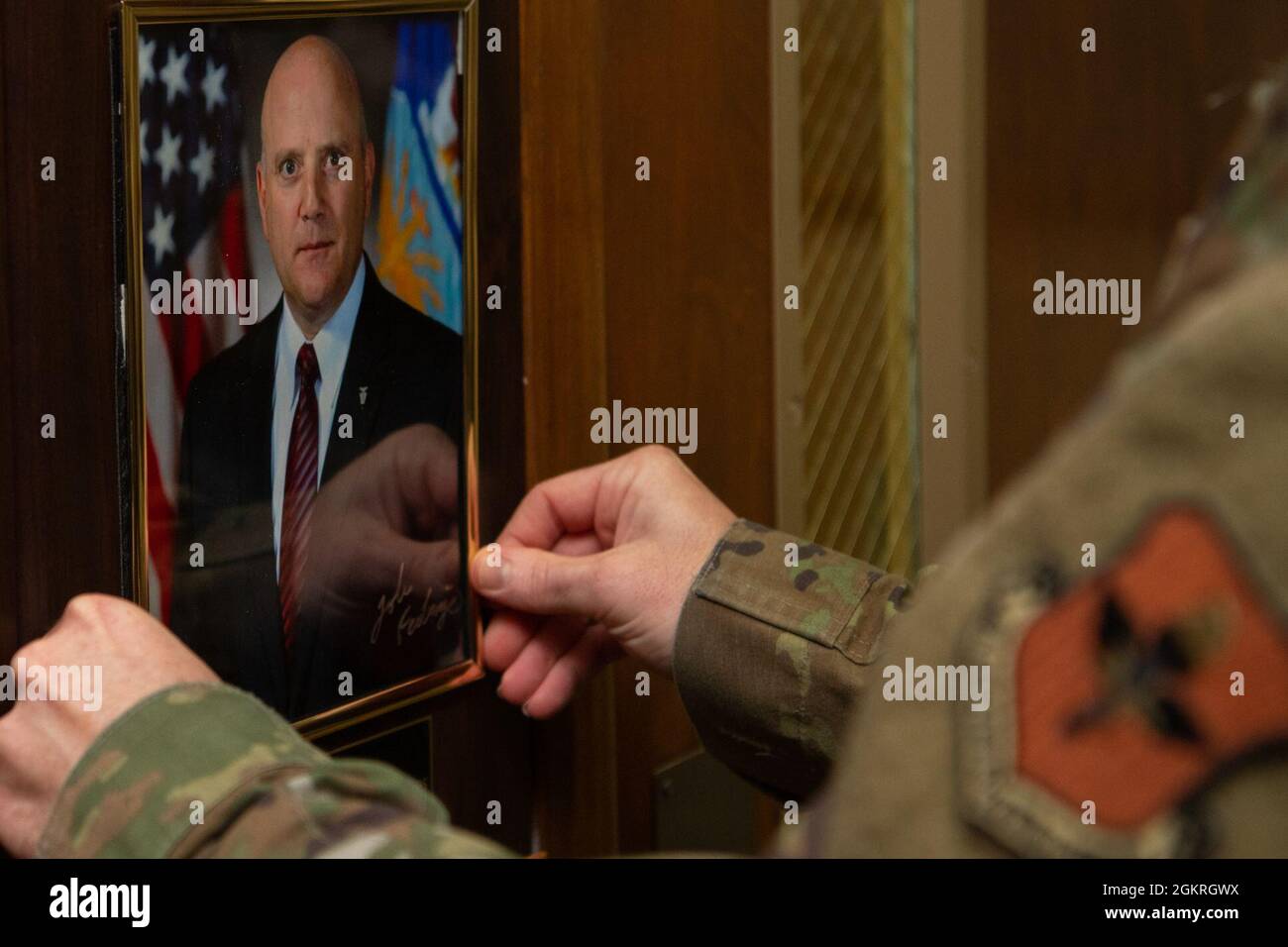 Master-Sgt. Timothy Watson, Leiter des Heritage Research Institute der Air Force, platziert John Fedrigos Porträt in seiner Plakette auf der Liste der „Heritage Hall Wall of Achievers“ während einer Einweihungszeremonie im Maxwell-Gunter Annex, Alabama, 21. Juni 2021. Die Wall of Achievers erkennt angestellte Flugmänner wie Fedrigo an, die von 1981 bis 2002 gedient haben und zu deren Ruhm oder Bekanntheit General Officers, Autoren, Schauspieler und Politiker zählen. Stockfoto