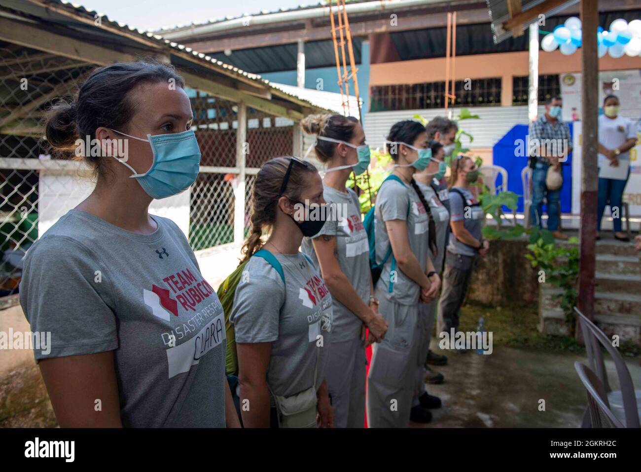 Rubicon-Mitglieder des Teams stehen still bei einer Eröffnungszeremonie während der Resolute Sentinel 21 in Melchor De Mencos, Guatemala, 21. Juni 2021. Team Rubicon unterstützt Gemeinden, indem es Veteranen mobilisiert, um ihren Dienst fortzusetzen und ihre Fähigkeiten und Erfahrungen nutzt, um Menschen bei der Vorbereitung, Reaktion und Erholung von Katastrophen und humanitären Krisen zu unterstützen. Stockfoto