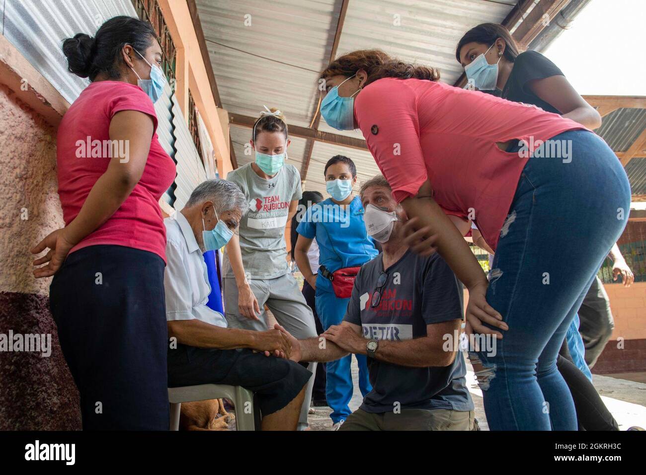 Dr. Peter Houck, MD, und Kait Boone, RN, beide mit Team Rubicon, trösten und behandeln einen Patienten während Resolute Sentinel 21 in Melchor De Mencos, Guatemala, 21. Juni 2021. Team Rubicon unterstützt Gemeinden, indem es Veteranen mobilisiert, um ihren Dienst fortzusetzen und ihre Fähigkeiten und Erfahrungen nutzt, um Menschen bei der Vorbereitung, Reaktion und Erholung von Katastrophen und humanitären Krisen zu unterstützen. Stockfoto