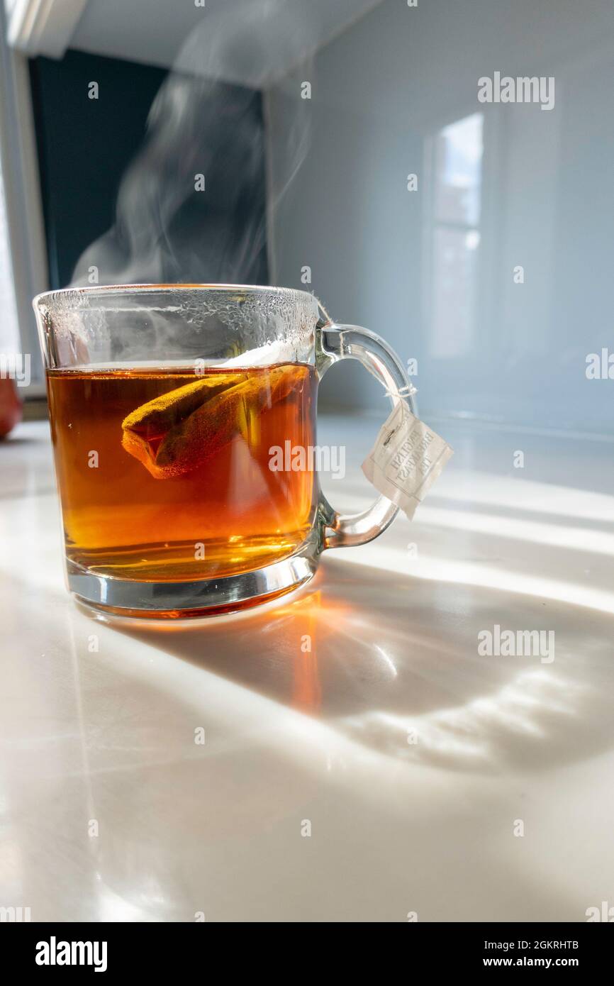 Becher aus klarem Glas mit Tee, USA Stockfoto