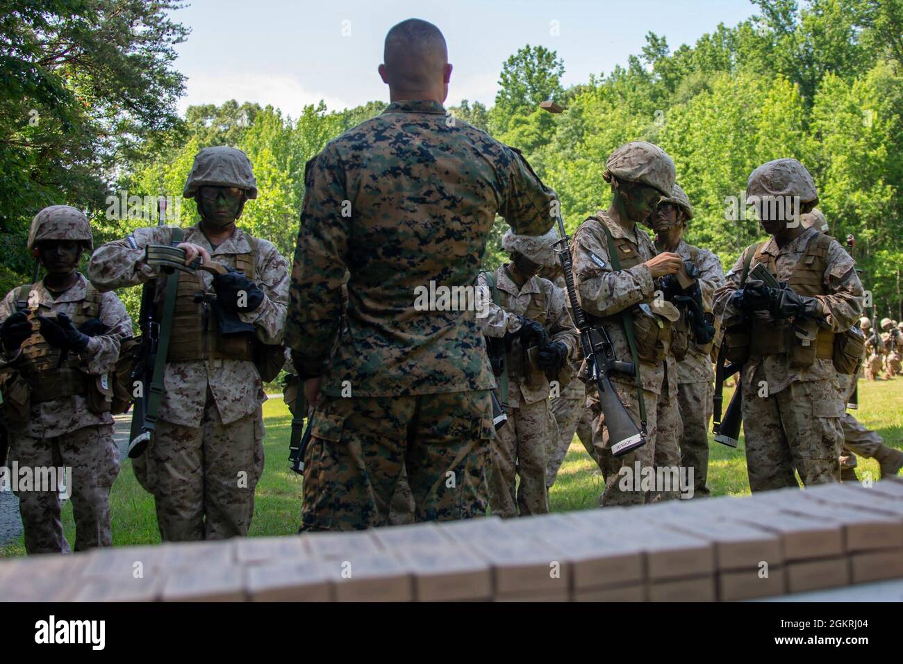 US Marine Corps Offizierskandidaten der India Company führen während der Officer Candidates School (OCS) an der Marine Corps Base Quantico, VA, einen Feuerteam-Angriffskurs (FTAC) durch., 21. Juni 2021. Der Zweck des FTAC ist es, Offizierskandidaten in grundlegende individuelle Bewegungstechniken in einem kontrollierten taktischen Umfeld einzuführen. In diesem Kurs werden Hand- und Armsignale, Feuer und Bewegung von Buddy-Pairs vermittelt und sichergestellt, dass die Kandidaten die grundlegenden taktischen Fähigkeiten erwerben, die während ihrer Führungsauswertungsveranstaltungen und Übungen vor Ort erforderlich sind. Stockfoto