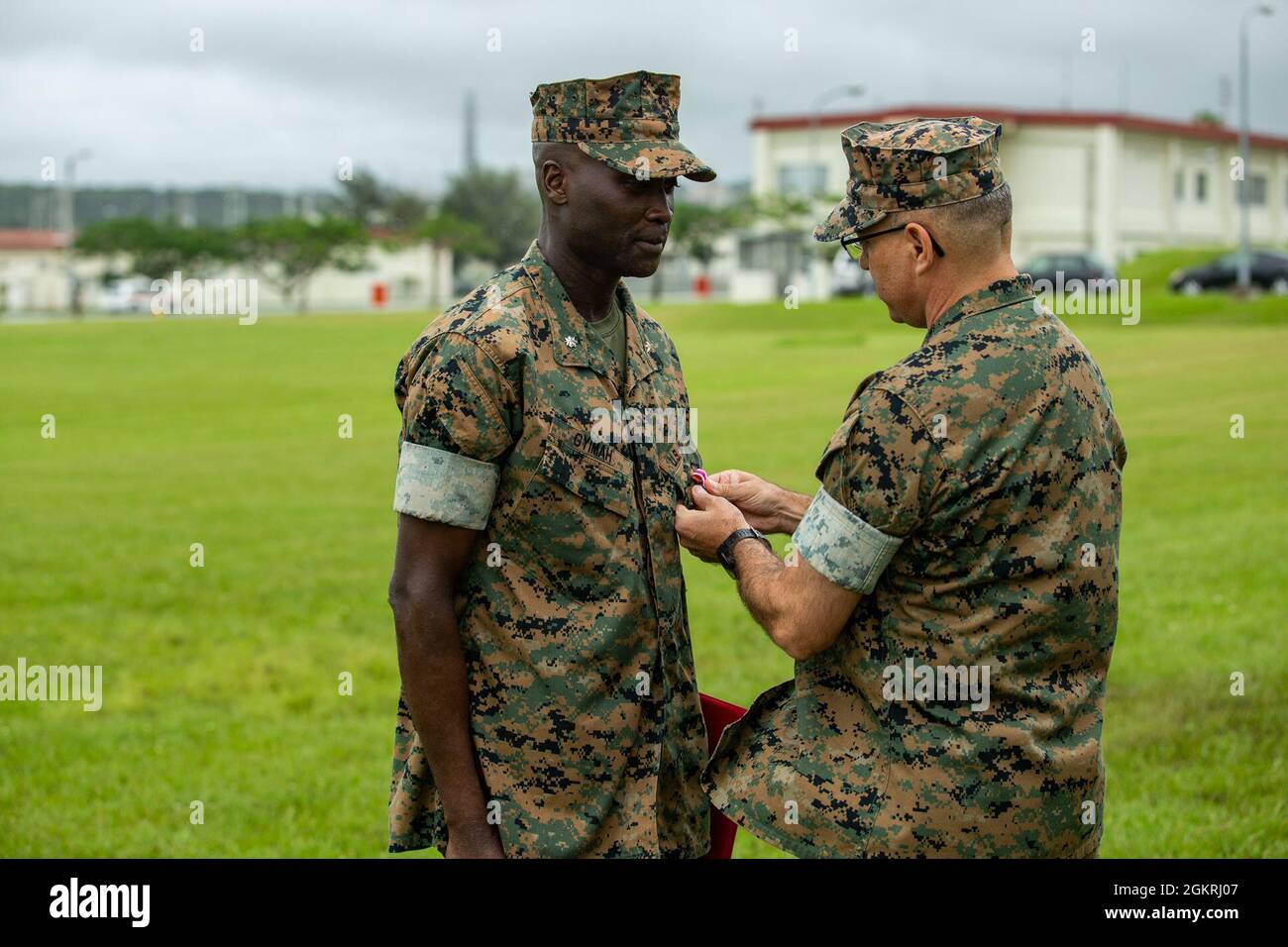 US Marine Corps LT. Col. Kwabena Gyimah, links, wird von Col. Charles Smith, rechts, Kommandant der Marine Air Control Group (MACG) 18, während einer Befehlswechselzeremonie auf Camp Foster, Okinawa, Japan, am 22. Juni 2021, das verdienstvolle Band verliehen. Während der Zeremonie übergab Oberstleutn Kwabena Gyimah das Kommando über MWCS-18 an Oberstleutn Daniel Benson. Stockfoto