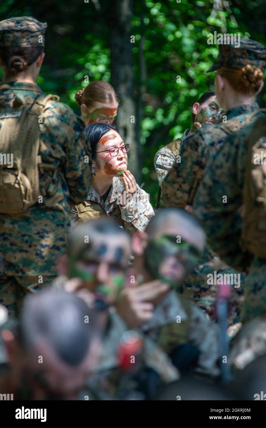 US Marine Corps Offizierskandidaten der India Company führen während der Officer Candidates School (OCS) an der Marine Corps Base Quantico, VA, einen Feuerteam-Angriffskurs (FTAC) durch., 21. Juni 2021. Der Zweck des FTAC ist es, Offizierskandidaten in grundlegende individuelle Bewegungstechniken in einem kontrollierten taktischen Umfeld einzuführen. In diesem Kurs werden Hand- und Armsignale, Feuer und Bewegung von Buddy-Pairs vermittelt und sichergestellt, dass die Kandidaten die grundlegenden taktischen Fähigkeiten erwerben, die während ihrer Führungsauswertungsveranstaltungen und Übungen vor Ort erforderlich sind. Stockfoto