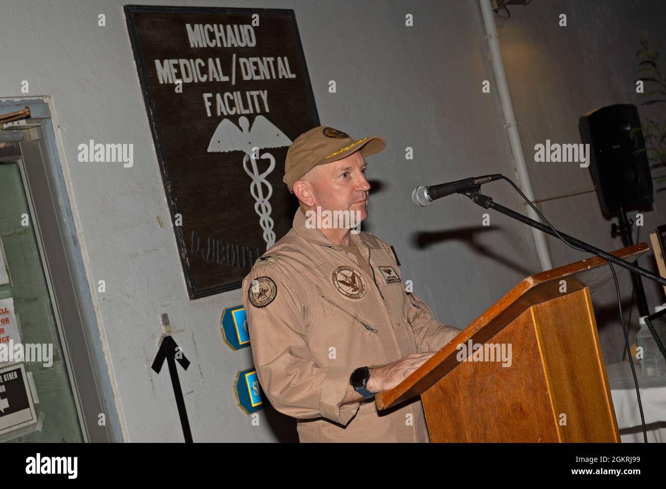 CAMP LEMONNIER, Dschibuti (22. Juni 2021) der US-Marineinfanterist David Faehnle, Kommandant von Camp Lemonnier, liest während einer Gedenkfeier in der medizinischen Einrichtung Michaud Expeditionary in Camp Lemonnier, Dschibuti, 22. Juni 2021 einen Brief von der Familie des verstorbenen US-Marineinfanteristers Seth R. Michaud vor. Michaud starb während des Trainings für Kampfeinsätze in der Nähe von Camp Lemonnier, in der Nähe der Godria Range im Norden von Dschibuti. Er wurde zum Marine Heavy Helicopter Squadron 461, Marine Aircraft Group 26, 2nd Marine Air Wing, Marine Corps Air Station New River, Jacksonville, North Carolina, ernannt Stockfoto