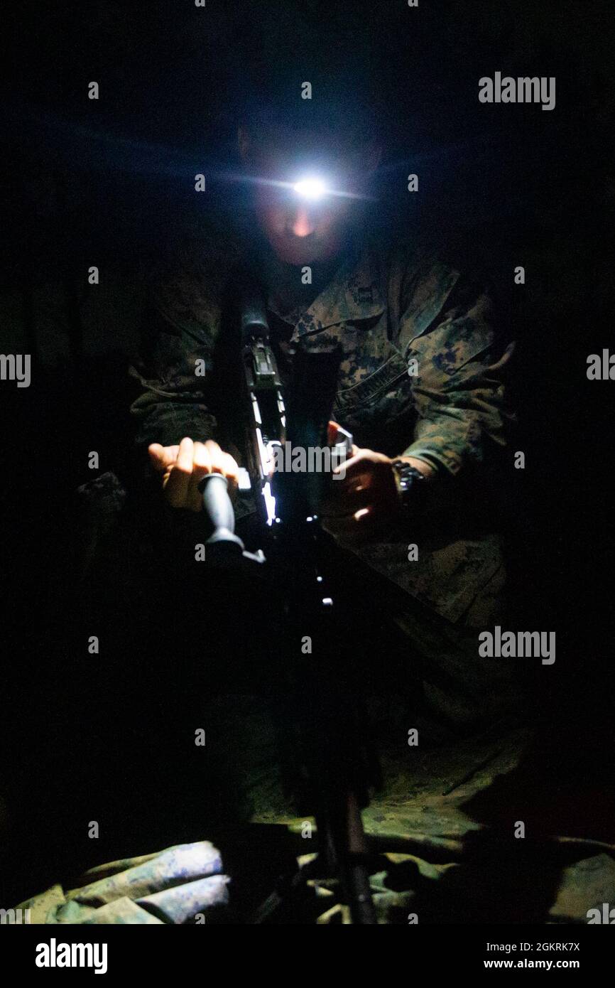 US Marine Corps Kapitän Adam Glass, ein Infanterieoffizier der 2d Marine Division (MARDIV), zerlegt während des Divisionsleader Assessment Program (DLAP) in Fort Pickett, VA., 21. Juni 2021 ein mittelschweres Mehrzweck-Maschinengewehr M240B. DLAP bewertet die Bereitschaft der neu zugewiesenen Infanterie-Kapitäne von 2d MARDIV, indem sie ihre mentale, moralische und physische Bereitschaft für das Kommando der Infanterie-Kompanie bewertet und sicherstellt, dass die Division die richtigen Führungskräfte zur richtigen Zeit vor die richtigen Kompanien stellt. DLAP ist eine Schlüsselkomponente in der Mission der Division, Einheiten zu Schulen und zu zertifizieren, die APEX-Nachweis erbringen Stockfoto