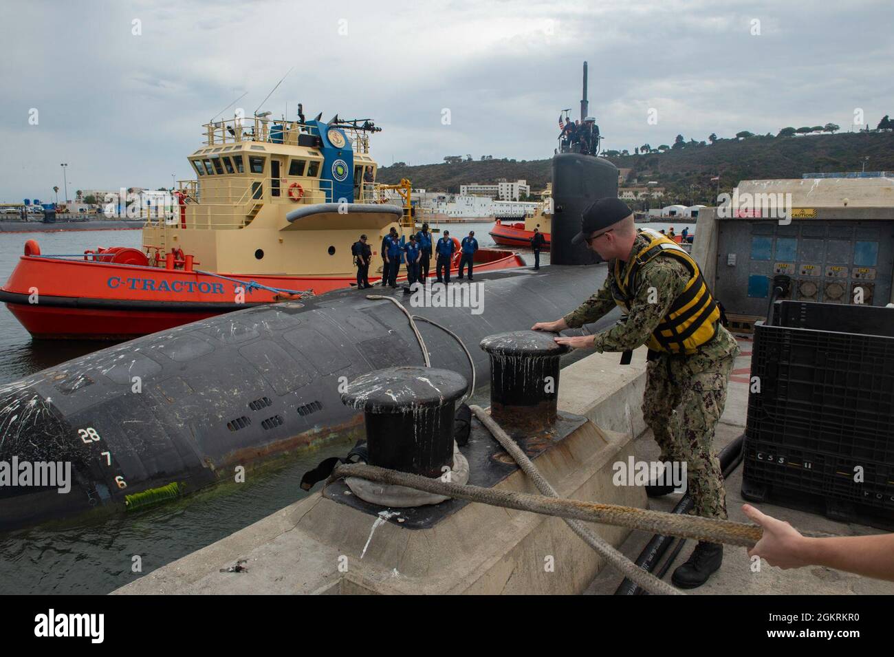 SAN DIEGO (22. Juni 2021) das Schnellangriffs-U-Boot der Los Angeles-Klasse USS Alexandria (SSN 757) verlässt den Naval Base Point Loma, 22. Juni. Die Streitkräfte der Vereinigten Staaten sind seit mehr als 75 Jahren im und um den Pazifik präsent und aktiv, um Verbündete und Partner im freien und offenen Indo-Pazifik zu unterstützen. Stockfoto