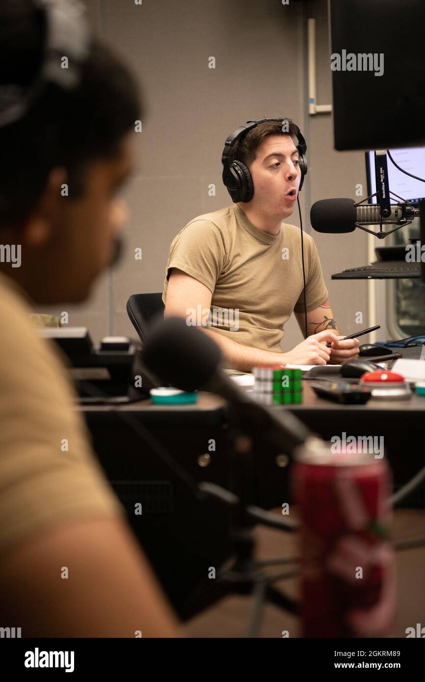 Personal Sgt. Samuel Burns (rechts) und Petty Officer Second Class Andre Richard (links), ausgestrahlte Journalisten des American Forces Network-Tokyo, sprechen über humorvolle Momente im Kino, während sie am 23. Juni 2021 das Shogo Radio vom Yokota Air Base, Japan, hosten. „Shogo Radio“ ist eine regionale Radiosendung, die in ganz Japan ausgestrahlt wird und strategische INDOPACOM-Botschaften sowie Unterhaltung für Servicemitglieder und ihre Familien unterstützt. Stockfoto