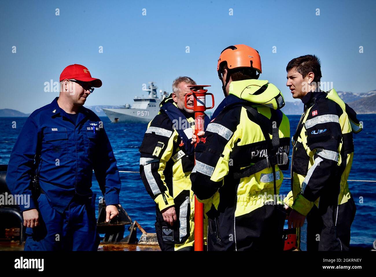 Die Besatzung des USCGC Maple (WLB 207) nimmt an einer Schadenskontrollübung mit der HDMS Ejnar Mikkelsen (P571), einem Patrouillenschiff der Königlichen Dänischen Marine der Knud Rasmussen-Klasse, in der Nähe von Grönland, am 22. Juni 2021 Teil. Die eingesetzten Streitkräfte demonstrierten die Fähigkeiten der US-Küstenwache, um die Kapazitäten und das Know-how der Partner in den Bereichen Suche und Rettung, Vorfallsmanagement und Reaktion auf die Meeresumwelt auszubauen. Diese Bemühungen festigen wichtige strategische Beziehungen und erreichen gleichzeitig gemeinsame dänische, grönländische und US-Ziele in der nordamerikanischen atlantischen Arktis und im Nordwestatlantik. Stockfoto