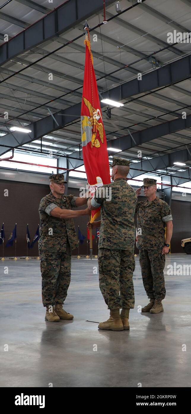 Oberst Donald W. Harlow, links, ankommender Kommandant, Marine Force Storage Command, akzeptiert die Farben von MFSC von Oberst Kipp A. Wahlgren, scheidender CO, MFSC, während einer Befehlswechselzeremonie auf der Marine Corps Logistics Base Albany, Georgia, Juni 23. Stockfoto