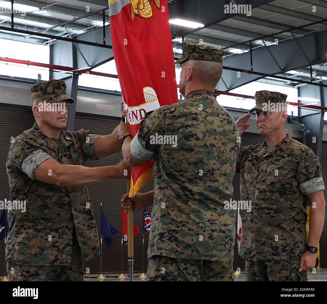 Oberst Donald W. Harlow, links, ankommender Kommandant, Marine Force Storage Command, akzeptiert die Farben von MFSC von Oberst Kipp A. Wahlgren, scheidender CO, MFSC, während einer Befehlswechselzeremonie auf der Marine Corps Logistics Base Albany, Georgia, Juni 23. Stockfoto