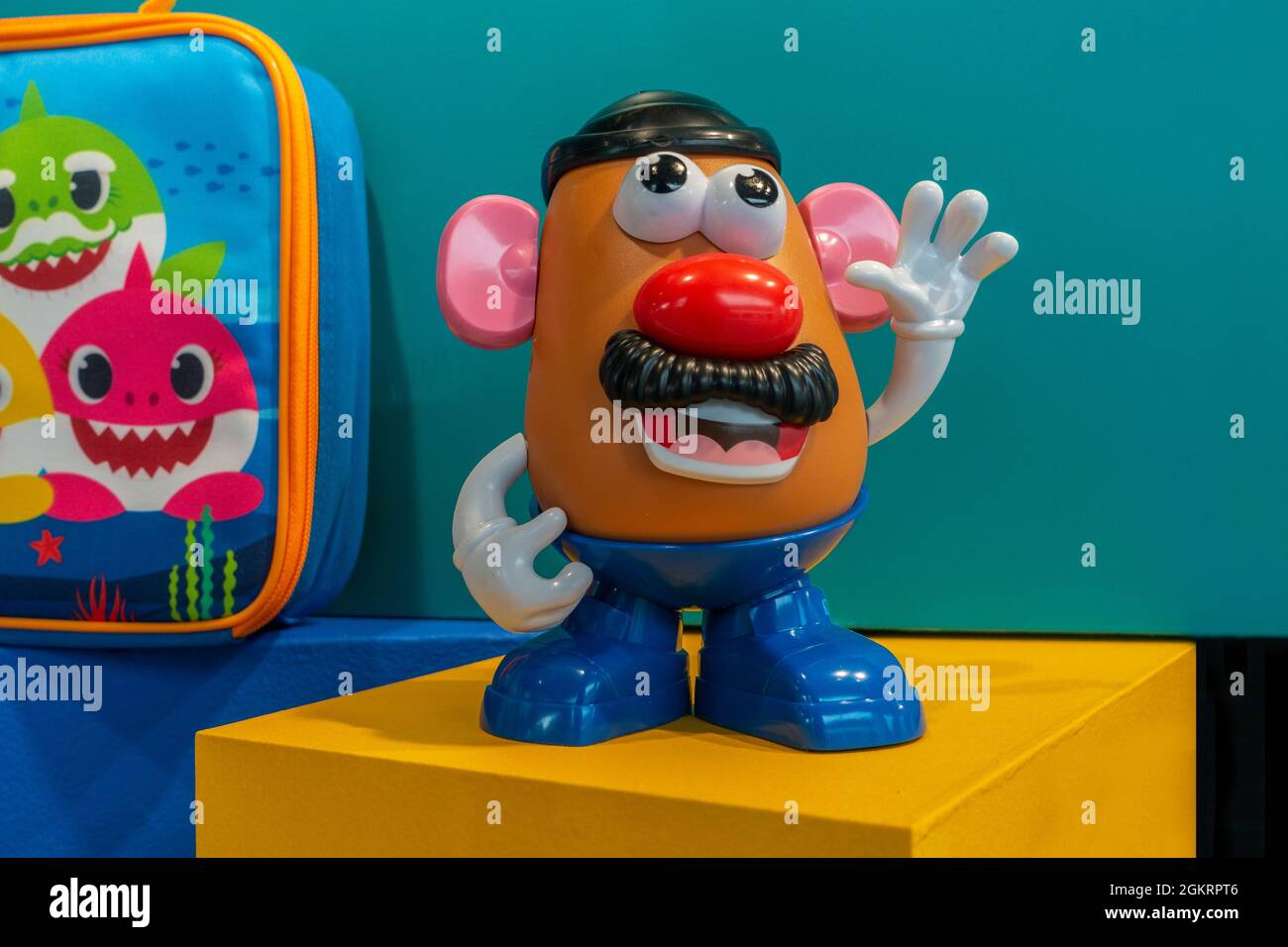 Schaufenster, Mr. Potato Head, Kinderspielzeug, Foto von einem öffentlichen Bürgersteig durch Schaufenster Stockfoto