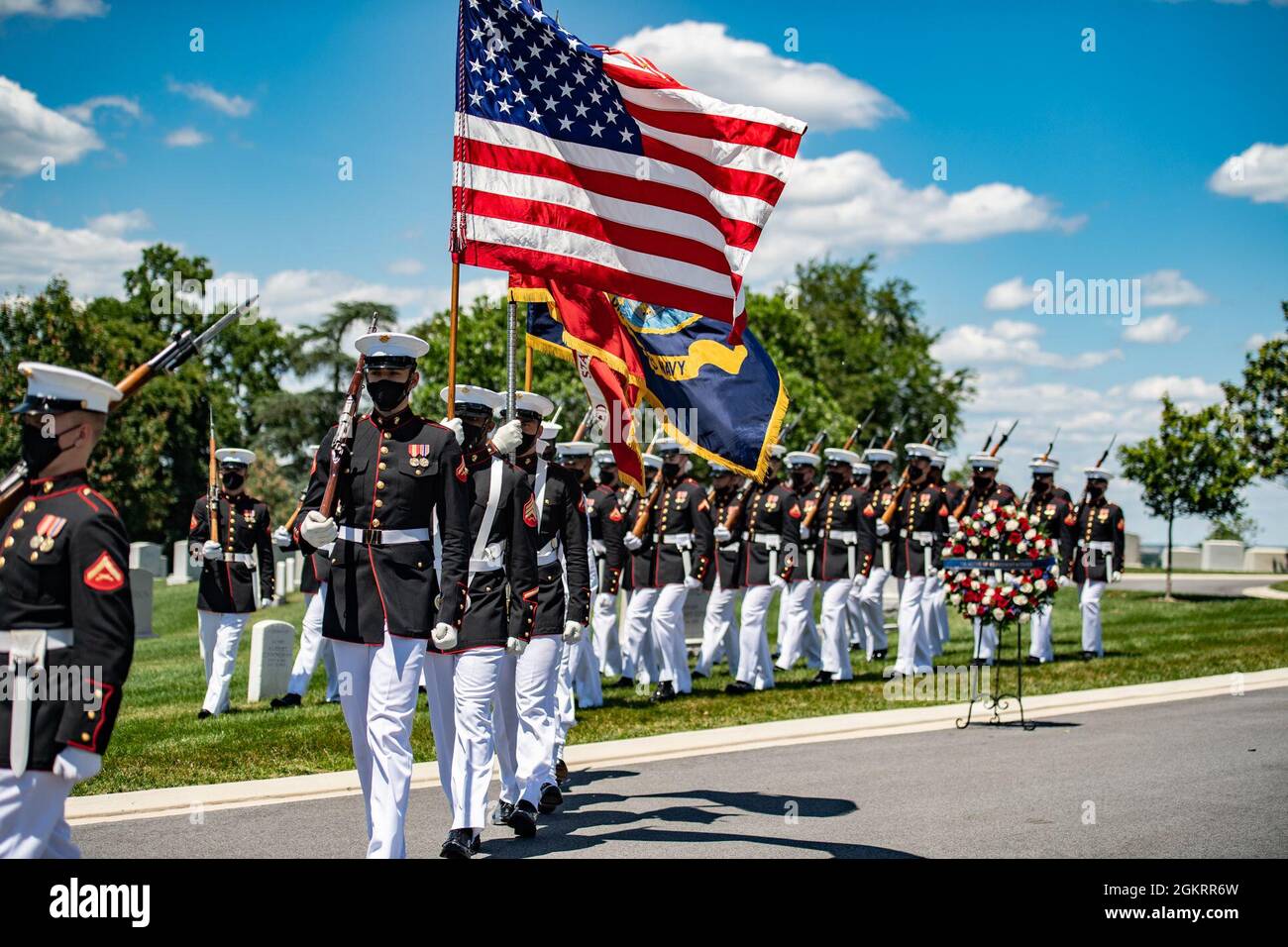 Marines und ein Team von Farbwachen aus den Marine Barracks, Washington, D.C. (8. Und I) unterstützen die militärische Beerdigung von Ehren für den 1. LT. John Warner des US Marine Corps in Abschnitt 4 des Arlington National Cemetery, Arlington, Virginia, 23. Juni 2021. Der ehemalige Senator von Virginia und ehemalige Navy-Sekretär Warner wurde am 18. Februar 1927 in Washington, D.C. geboren. Er trat der US-Marine im Alter von 17 Jahren im Jahr 1945 bei und diente während der letzten Monate des Zweiten Weltkriegs Nach seinem Abschluss an der University of Virginia School of Law trat Warner 1950 dem U.S. Marine Corps bei, um im Koreakrieg zu dienen. Nach seinem m Stockfoto